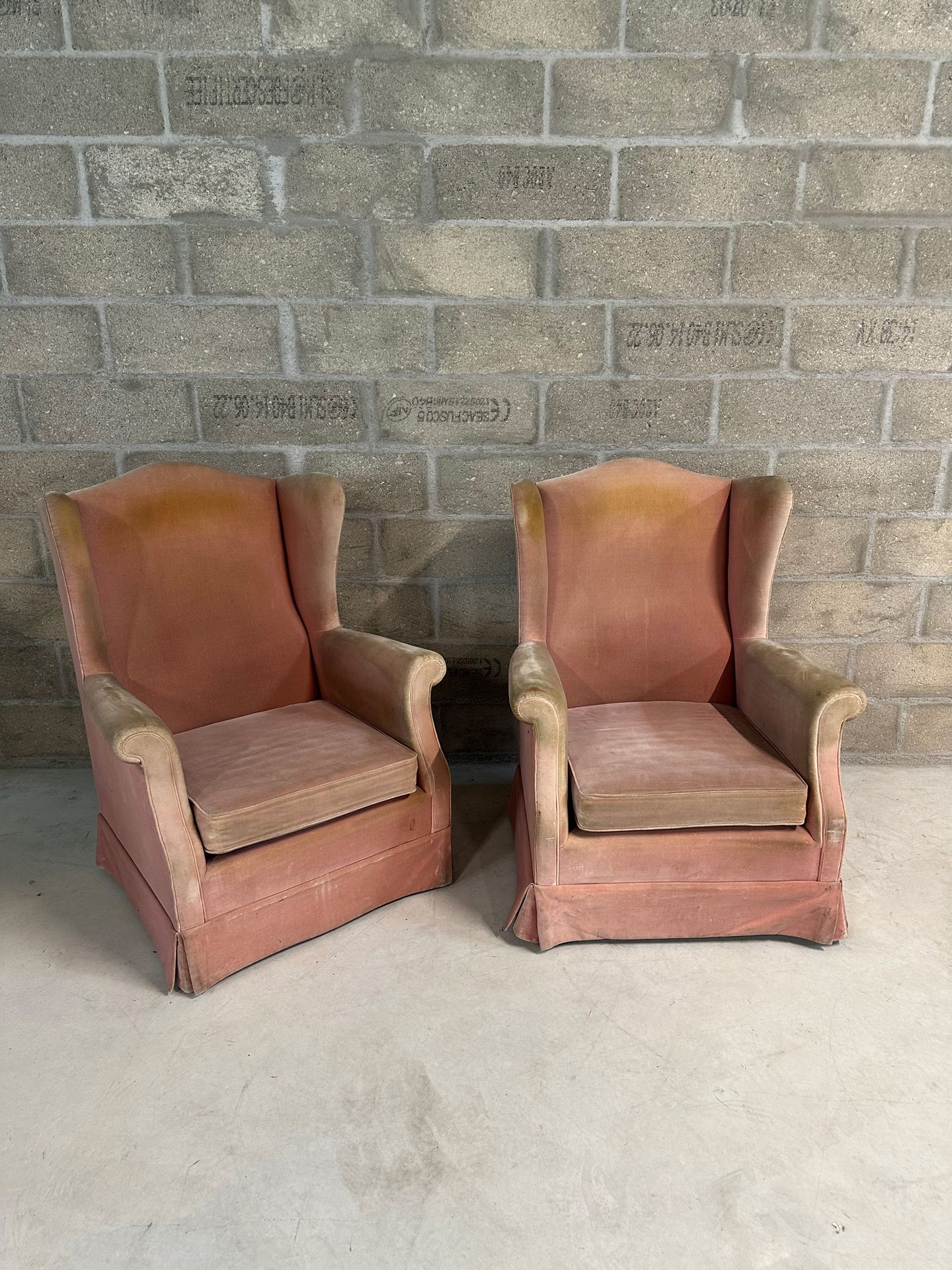 Travail Danois 一对翼椅
涡卷扶手
木制椅腿
粉红色天鹅绒软垫（待重做）
H.102 厘米 - 81 厘米 - 66 厘米