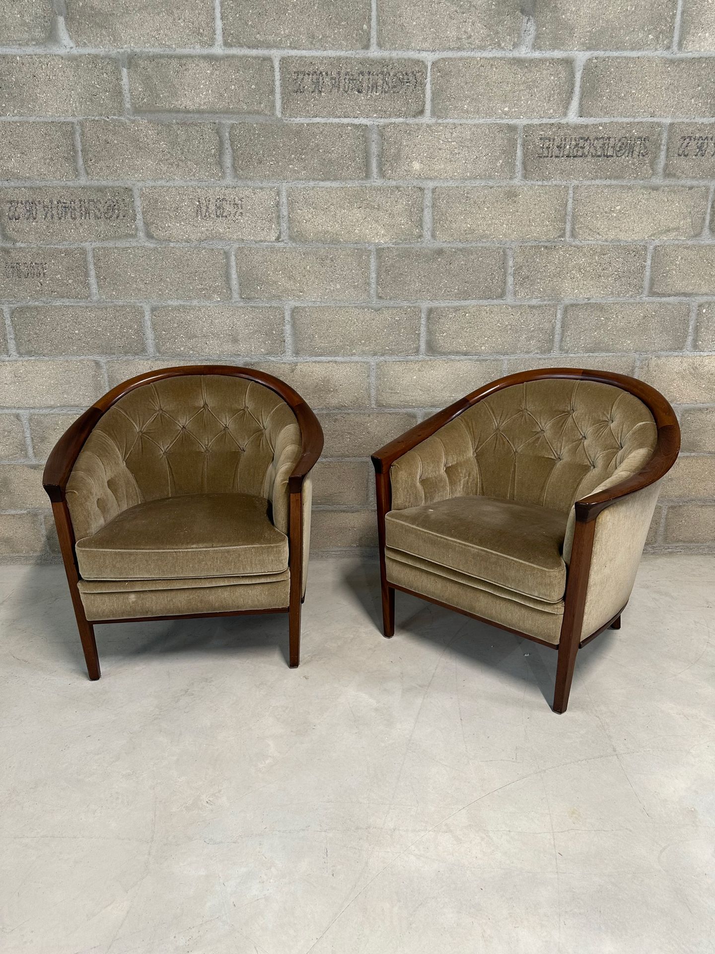 Travail Suédois vers 1960 Pair of gondole bergères entirely upholstered in olive&hellip;