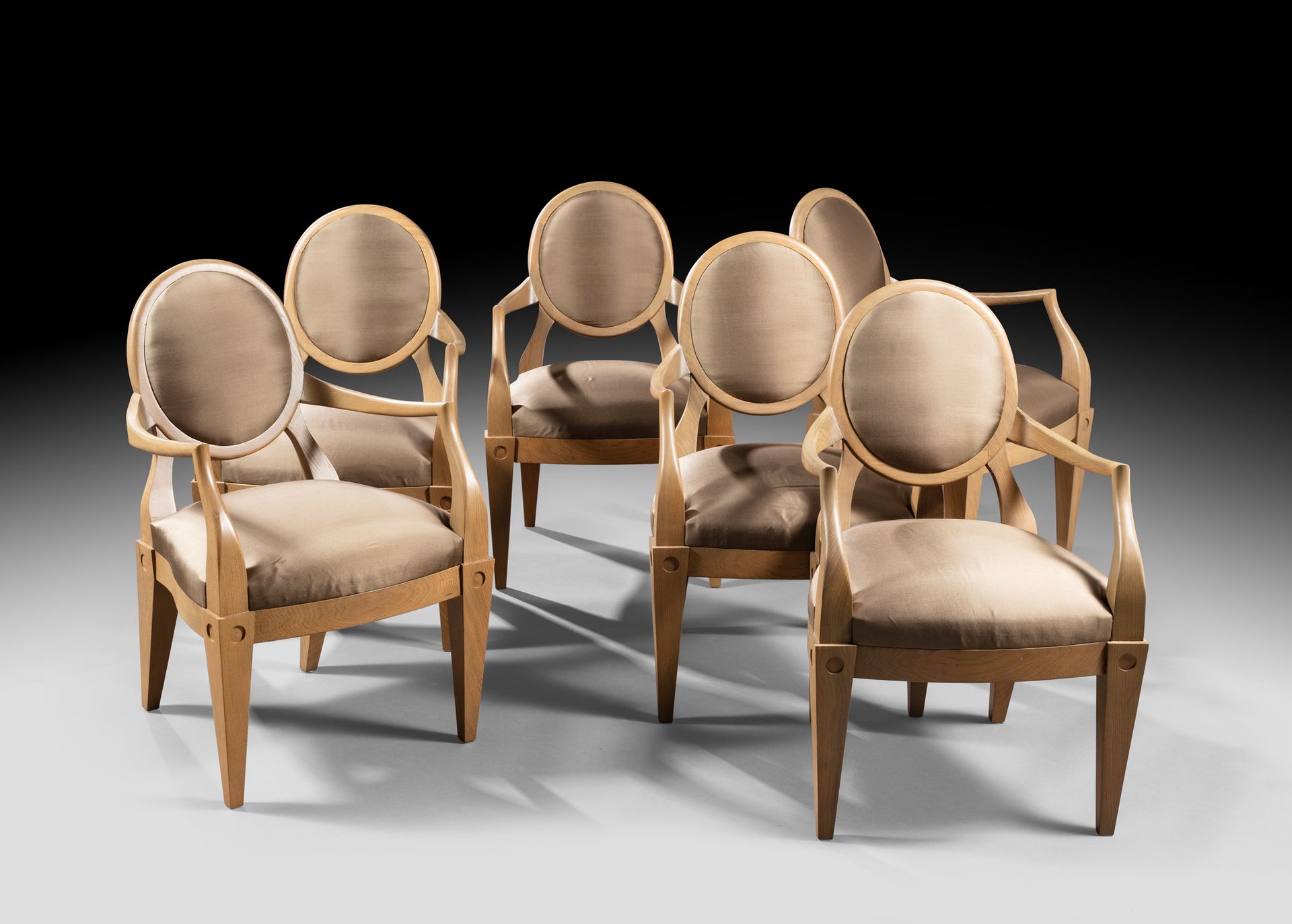 Christian LIAIGRE (1943-2020) 1990 年六把 "Médaillon "扶手椅套件
清漆榉木框架，靠背和扶手用米色织物装饰
H.高&hellip;