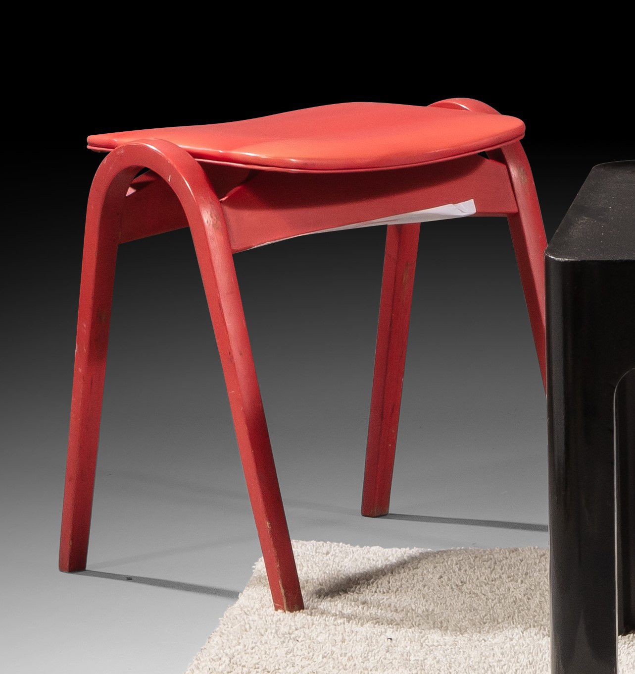 Isamu KENMOCHI et Akita MOKKO (éditeur) 两个木质和红黑仿皮凳子，1955 年设计
背面标签
H.45 厘米 - 40 厘&hellip;