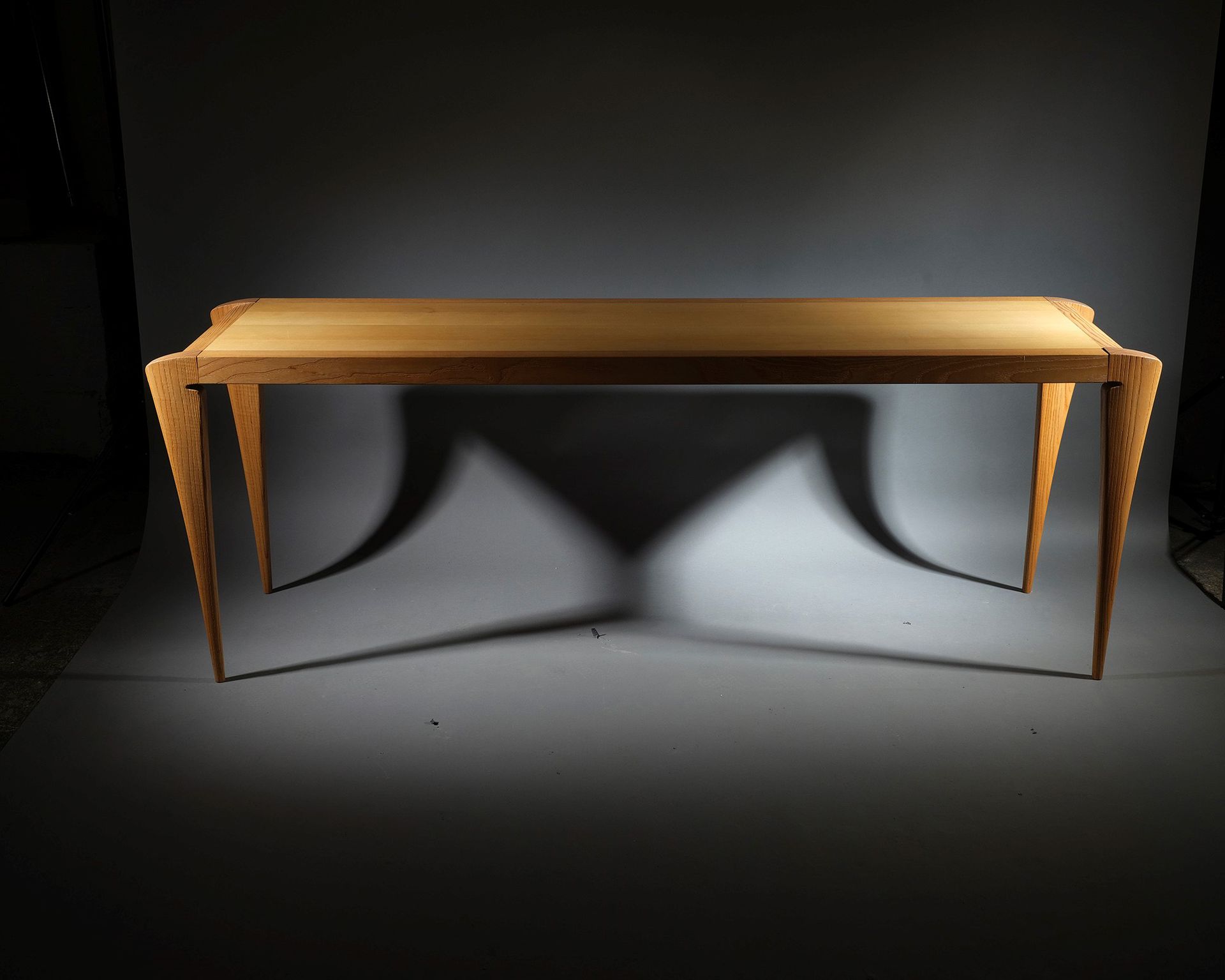 TRAVAIL ITALIEN 染色榆木梳妆台，长方形桌面，四脚锥形角腿
H.75 厘米 - 208 厘米 - 55 厘米