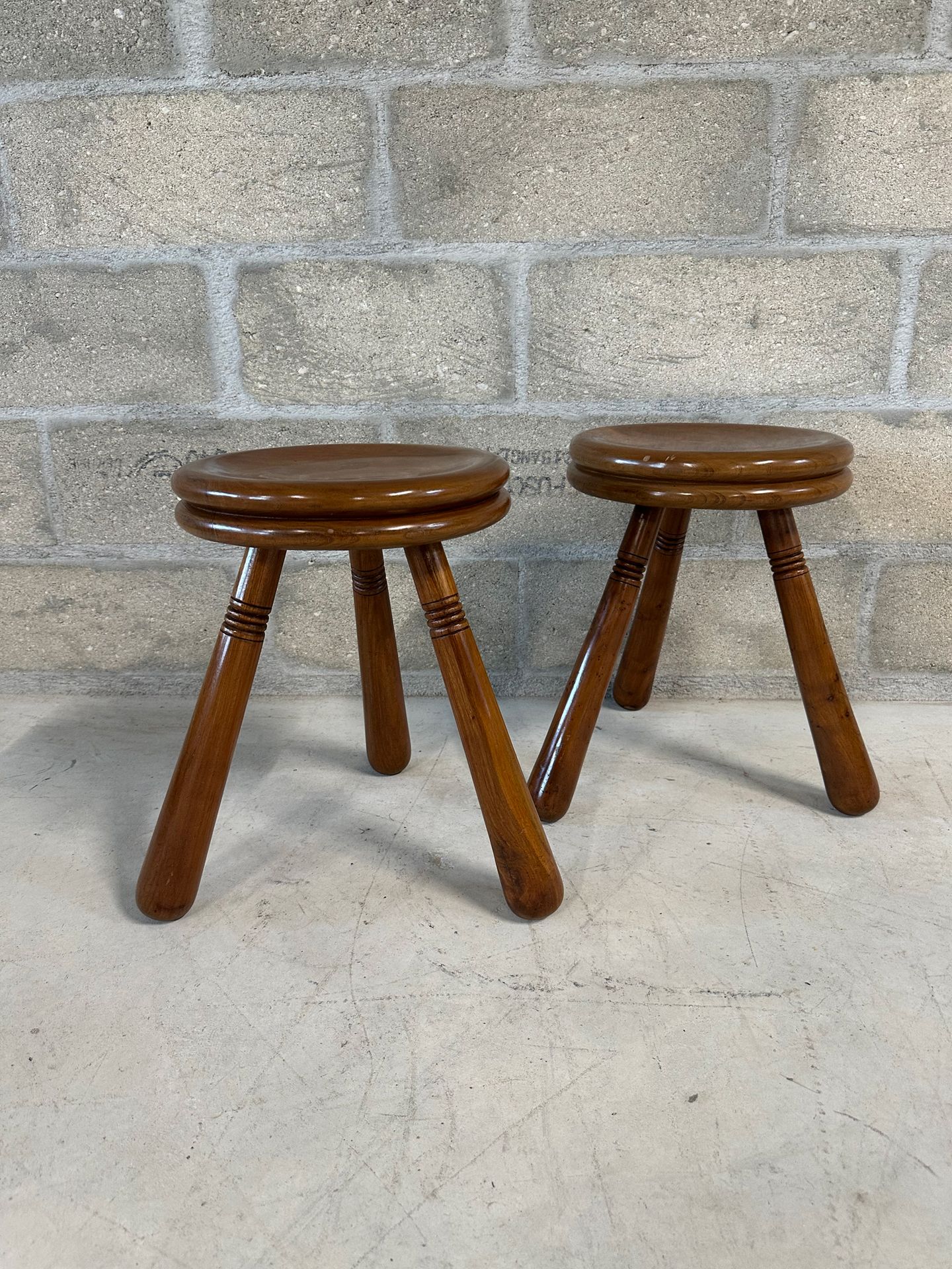 Travail rustique 1970 Pair of tripod stools with circular hollow seat
Ringed leg&hellip;