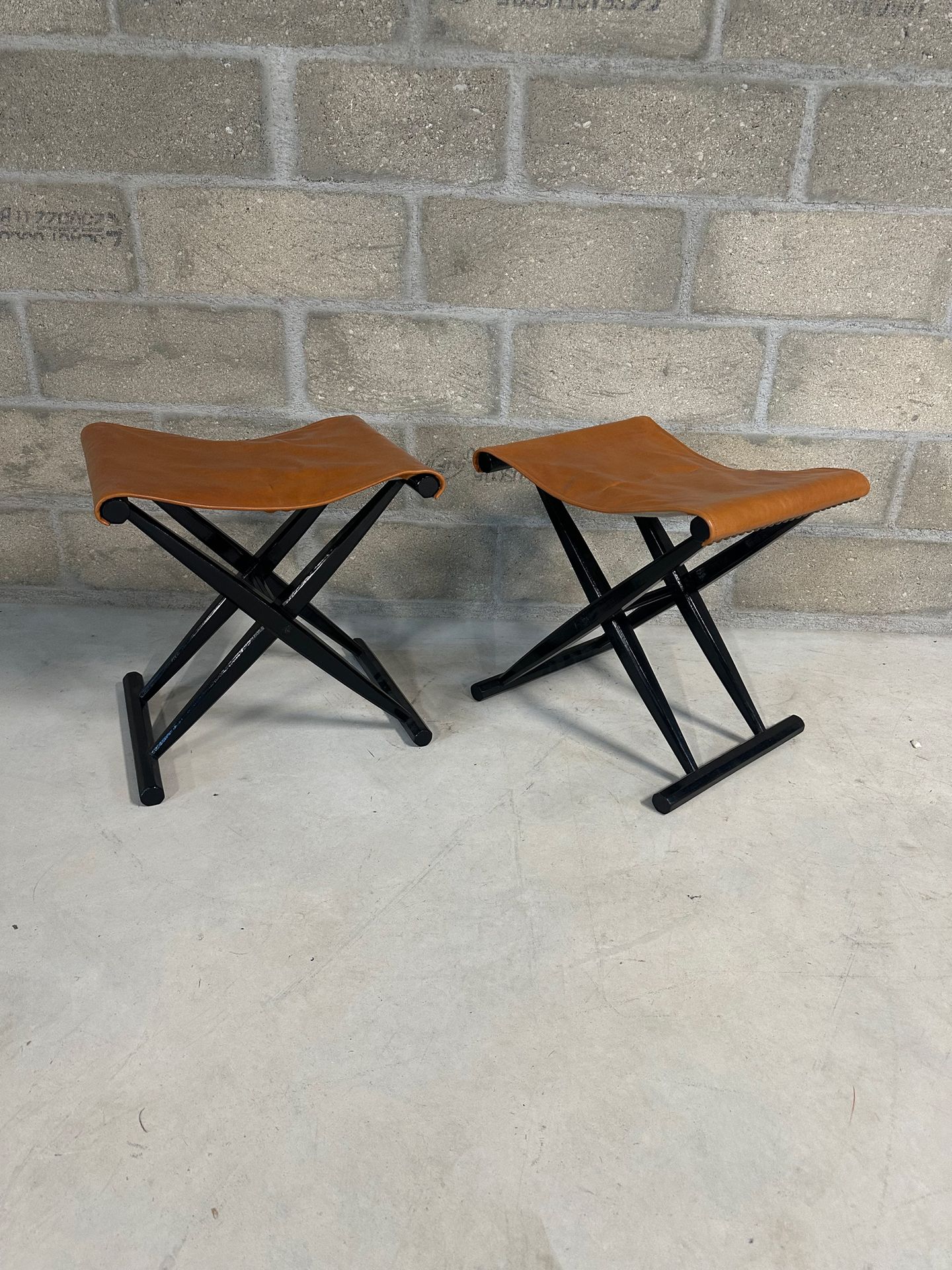 Travail Moderne Pair of folding stools
Black lacquered wood "X" legs, camel skai&hellip;
