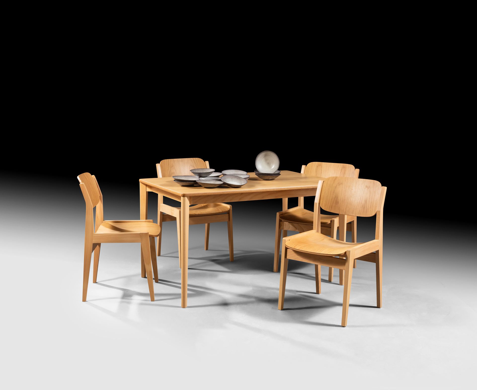 Tadaomi MIZUNOE (1921-1977) et Tendo MOKKO (éditeur) 餐桌和四把椅子
浅色木材
背面标签
H.70 厘米 -&hellip;