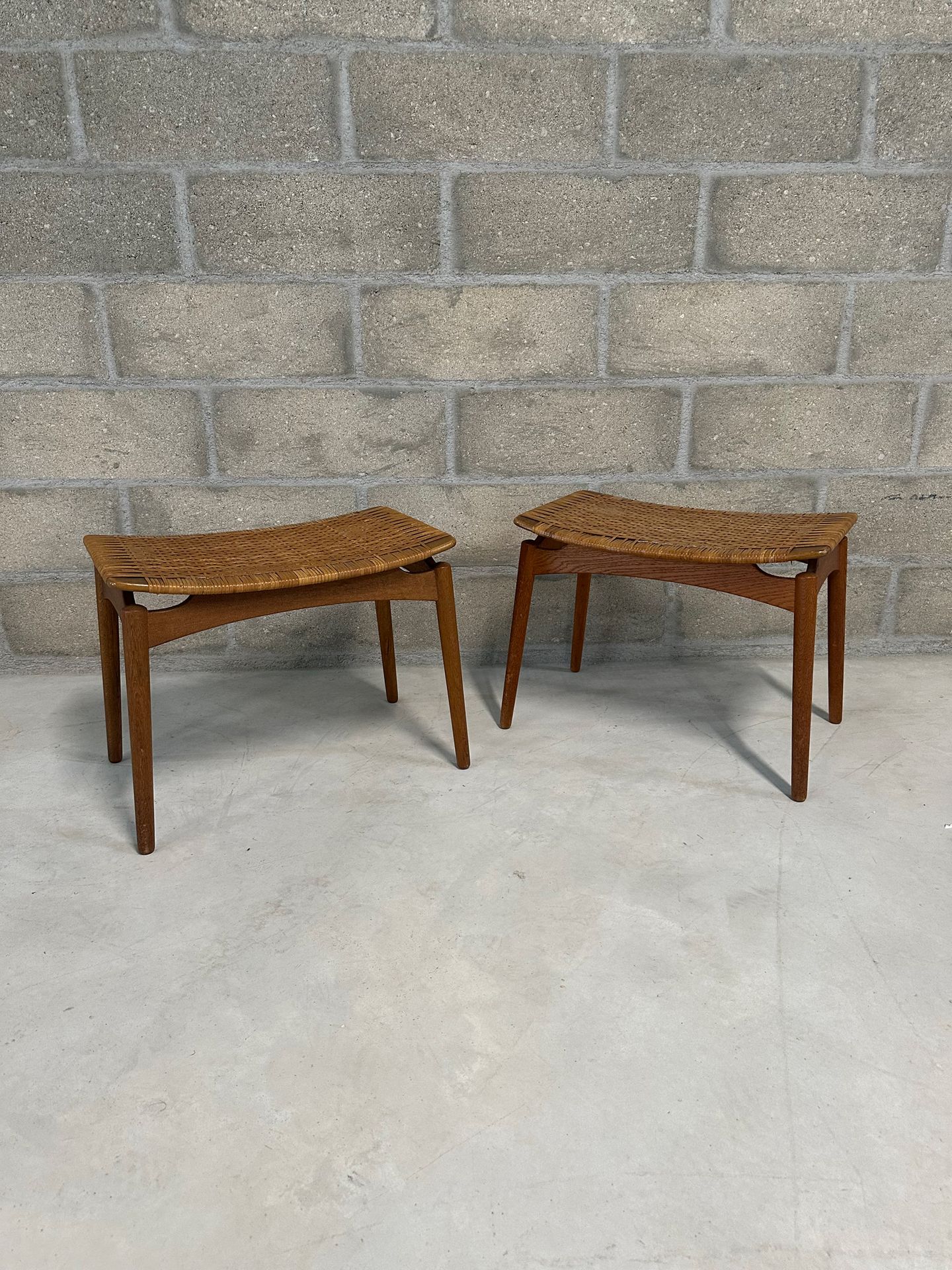 Travail Danois vers 1960 Pair of teak stools, curved cane seat on four tapered l&hellip;