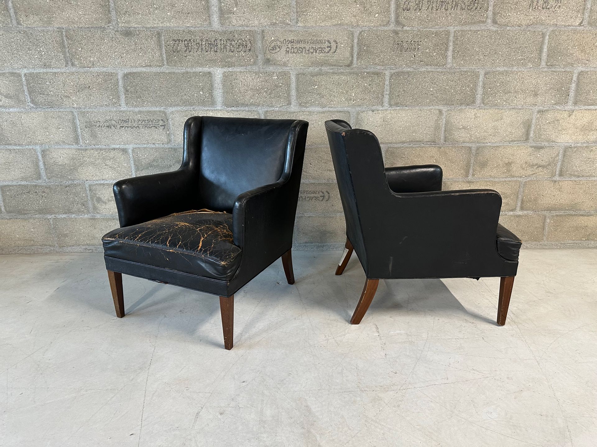 Travail Danois vers 1960 Paire de fauteuils à oreilles recouverts de cuir noir
H&hellip;