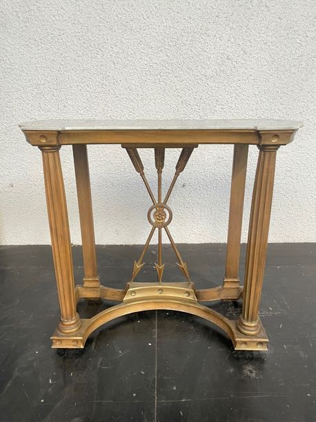 Null 新古典主义风格的青铜镀金游戏桌，饰有箭头，前腿形成圆柱，桌面为白色大理石。
配有帕拉迪奥牌匾。
H.88 厘米 - 37 厘米 - 96 厘米