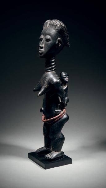 Null Maternité Agni, Côte d'Ivoire
Bois à patine noire, perles H. 39,5 cm
Agni M&hellip;