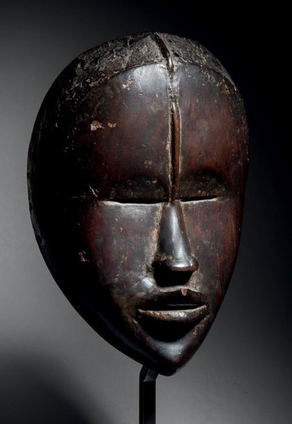 Null Masque tankagle Dan, Côte d'Ivoire
Bois à patine brun foncé noir
H. 24,5 cm&hellip;