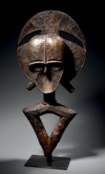 Null Figure de reliquaire Kota, Gabon
Âme de bois recouverte de plaques de cuivr&hellip;