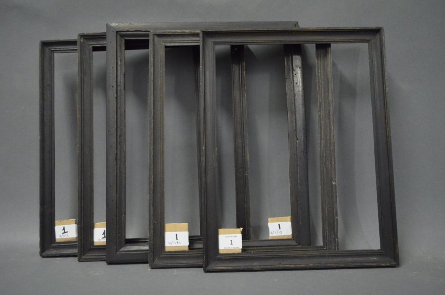 Null CINQ BAGUETTES en bois mouluré et noirci.
XIXe siècle (léger voile sur la q&hellip;