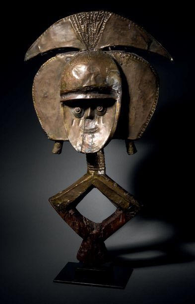 Null Figure de reliquaire Kota, Gabon
Bois dur, cuivre, laiton
H. 56,4 cm

Kota &hellip;