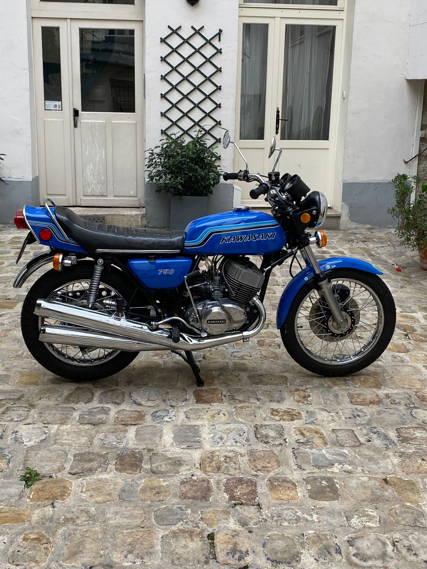 KAWASAKI 
KAWASAKI 750 H2, moteur 3 cylindres 2 Temps, 1973 moto entièrement res&hellip;