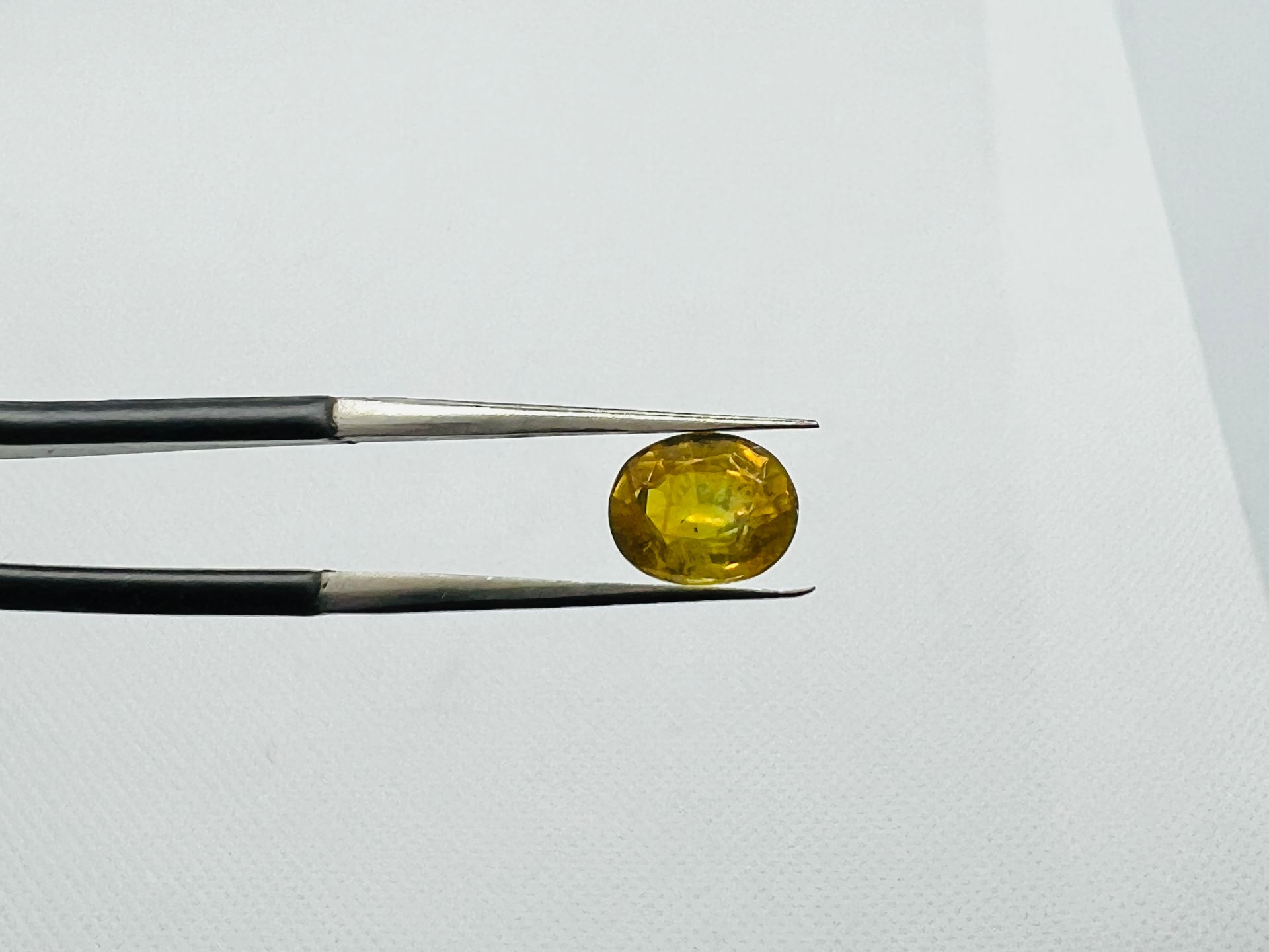 SAPHIRE YELLOW SAPHIRE of 2.20 carats AIGT certificate