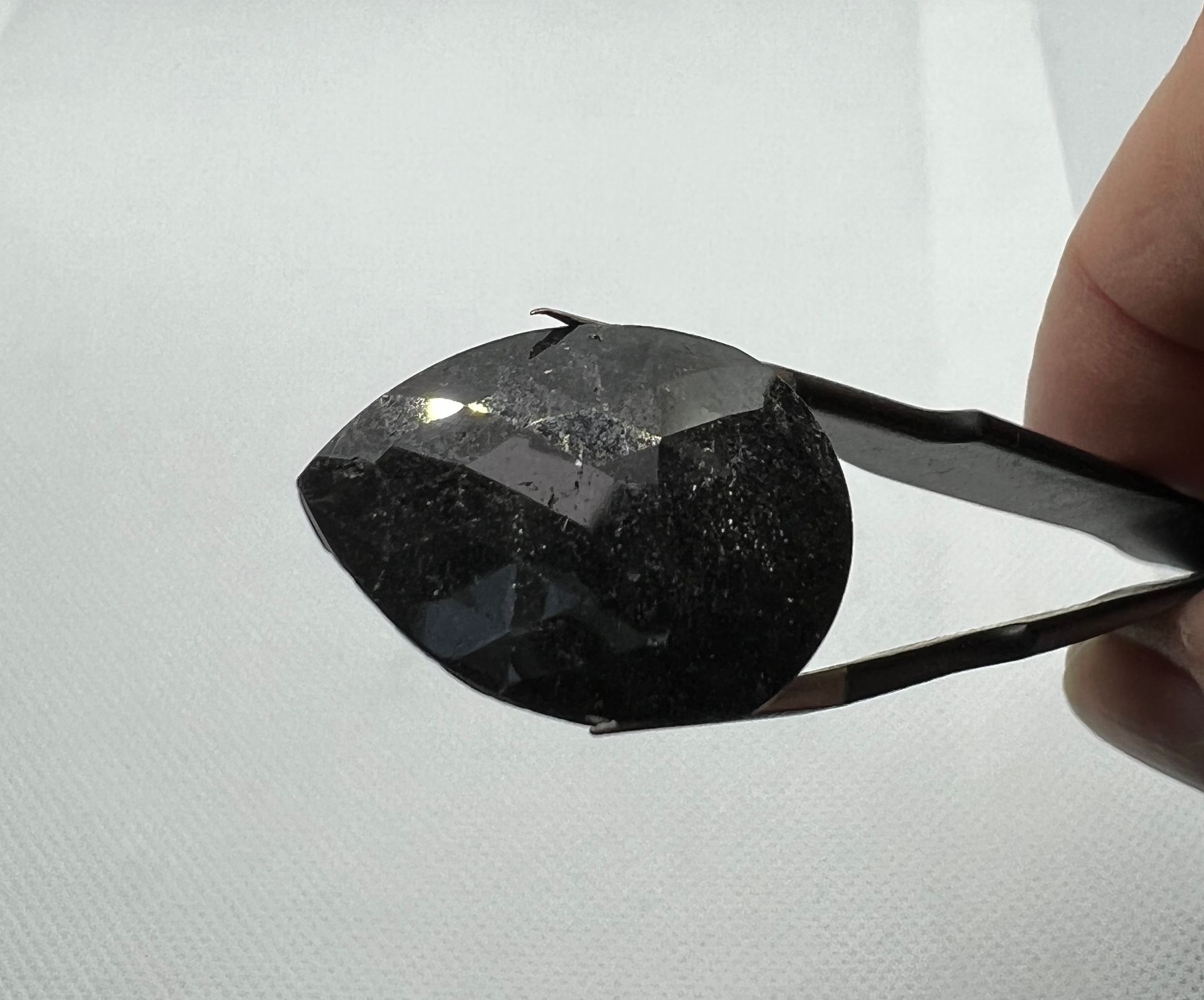 Diamant SCHWARZER DIAMANT mit 11,20 Karat AIG-Zertifikat