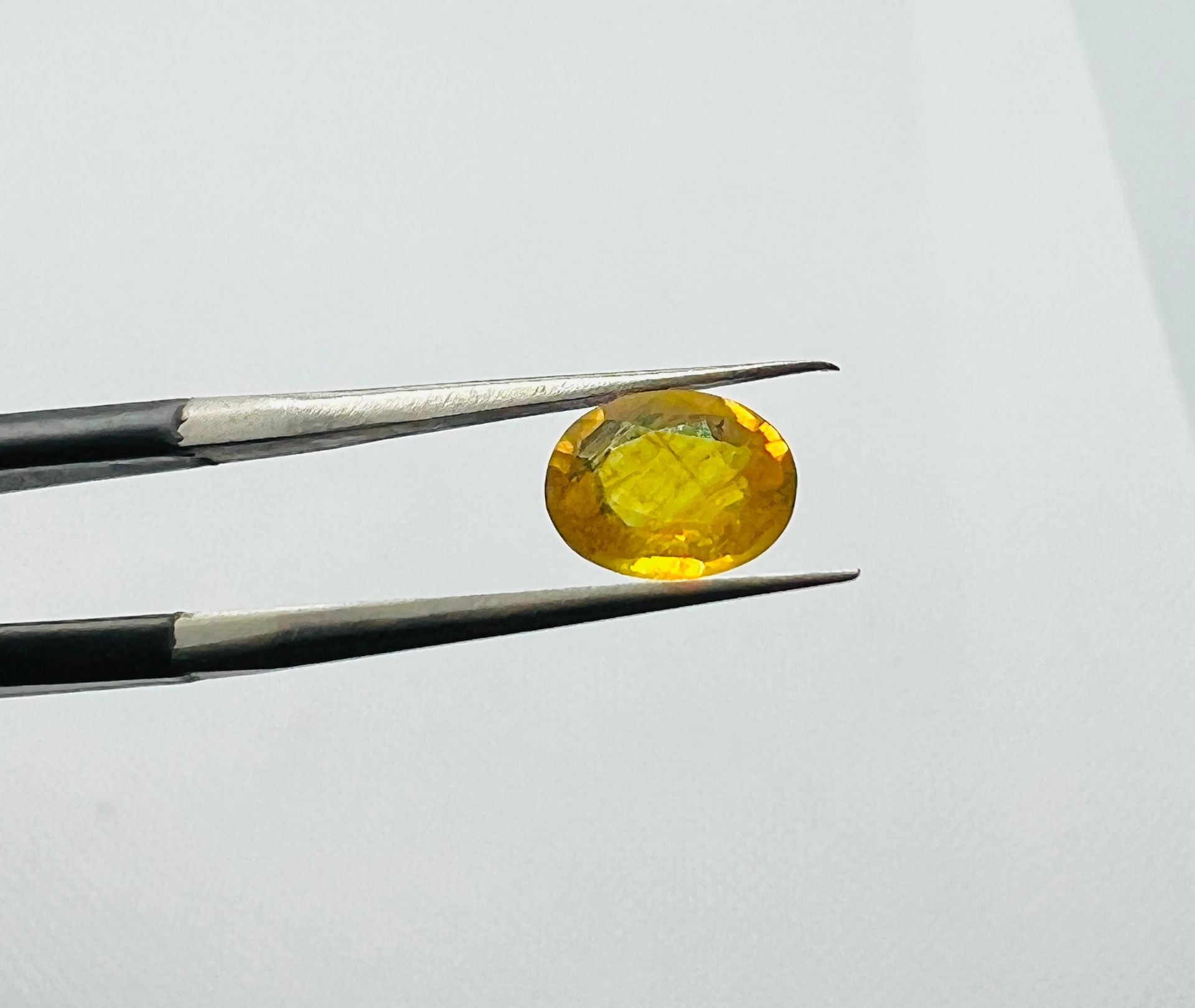 SAPHIRE YELLOW SAPHIRE of 1.31 carat AIGT certificate