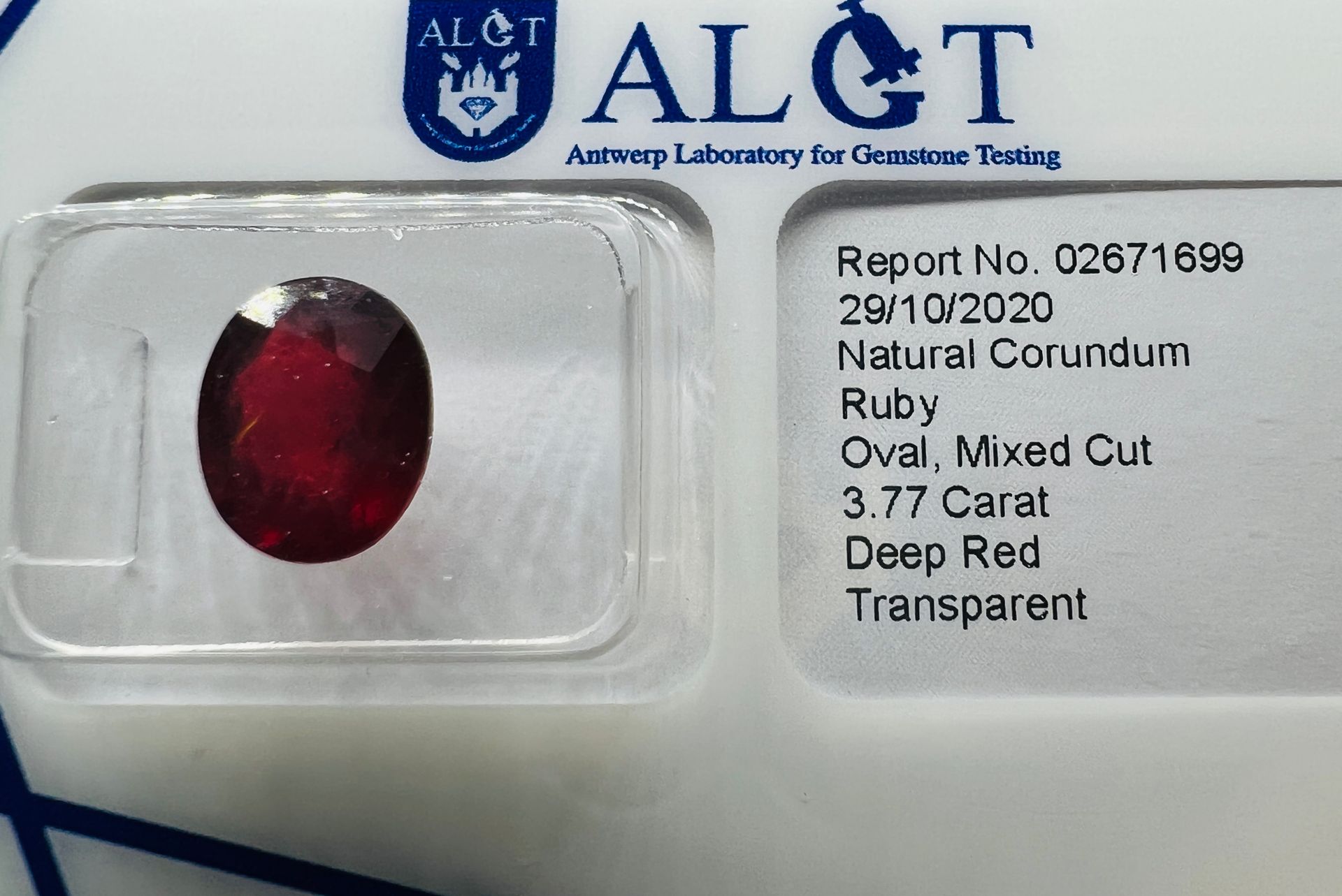 RUBIS Rubis de 3,77 carats certificat AIGT