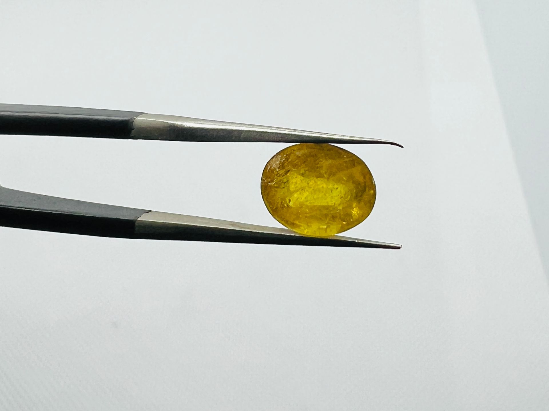 SAPHIRE YELLOW SAPHIRE of 2.94 carats AIGT certificate