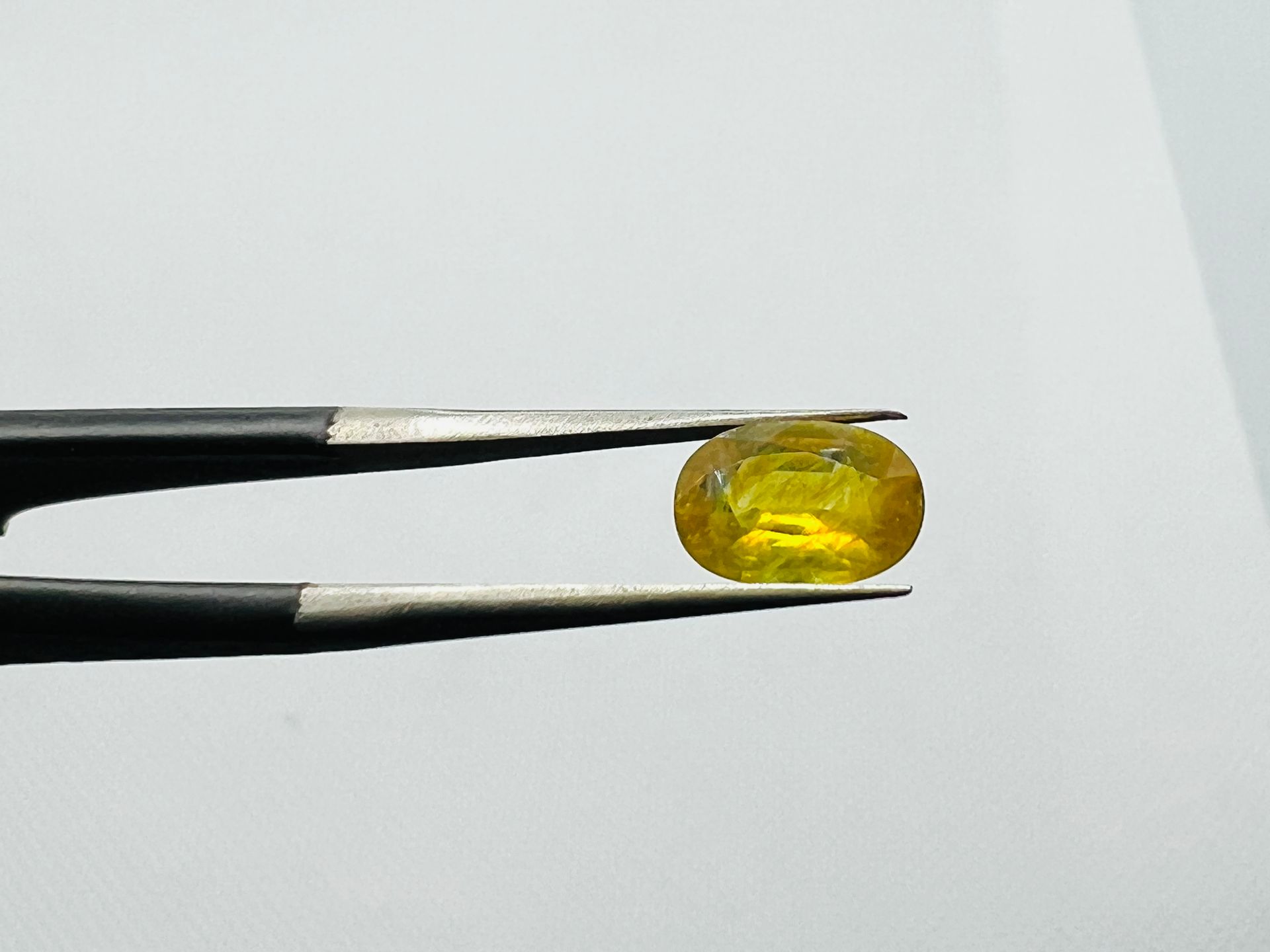 SAPHIRE YELLOW SAPHIRE of 1,80 carat AIGT certificate