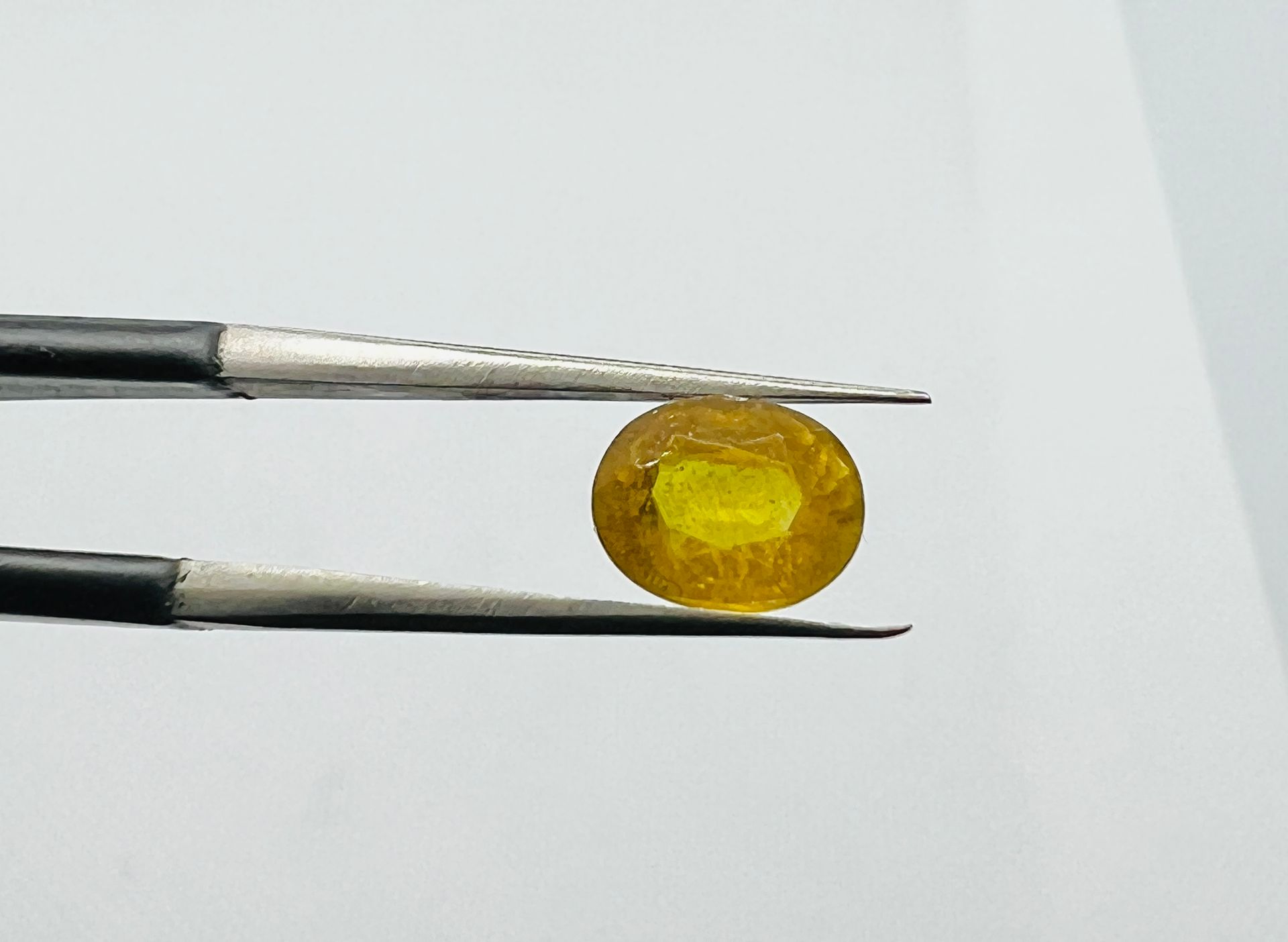 SAPHIRE YELLOW SAPHIRE of 1.82 carats AIGT certificate