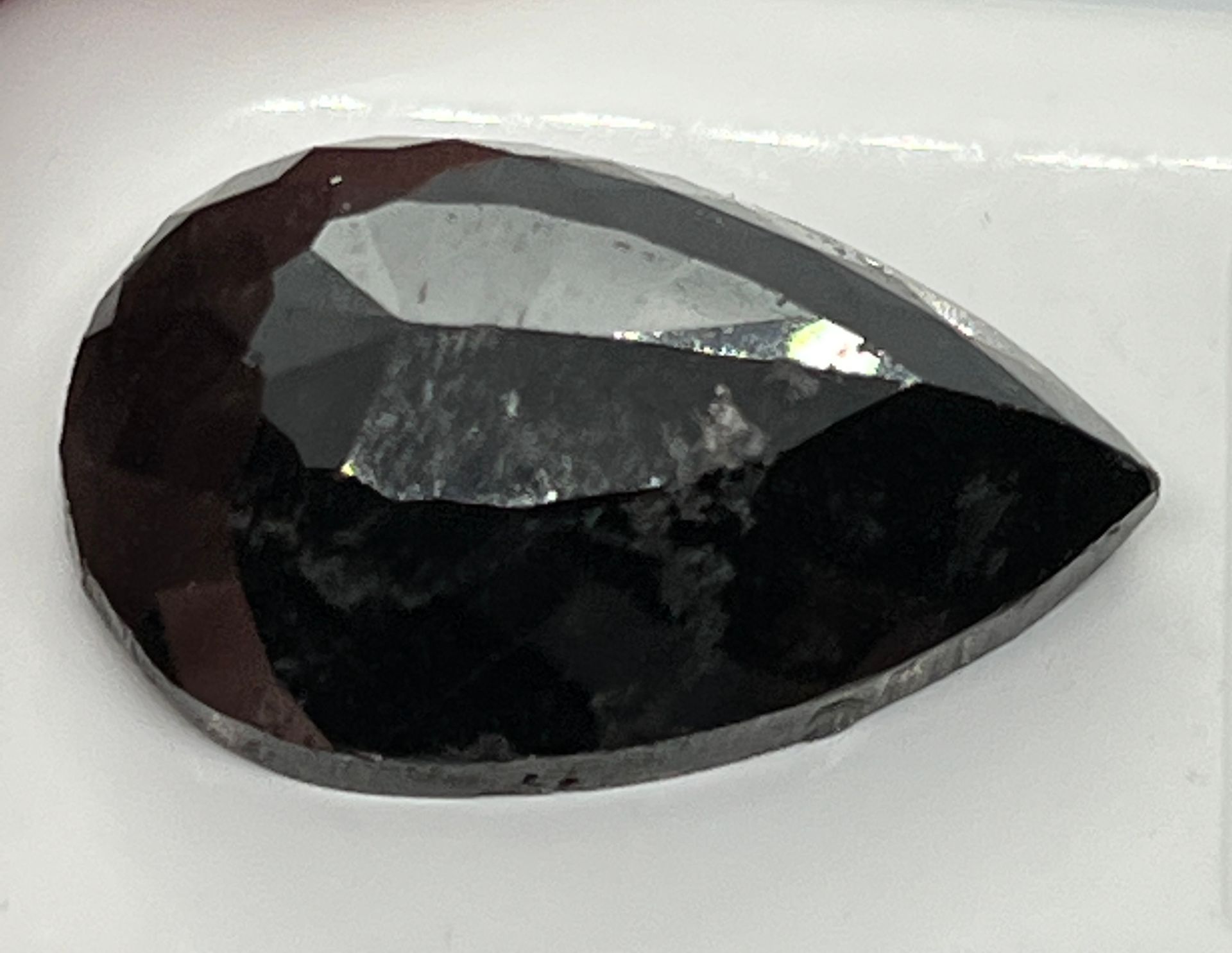Diamant 28.40克拉的黑色钻石，有AIGT保证书