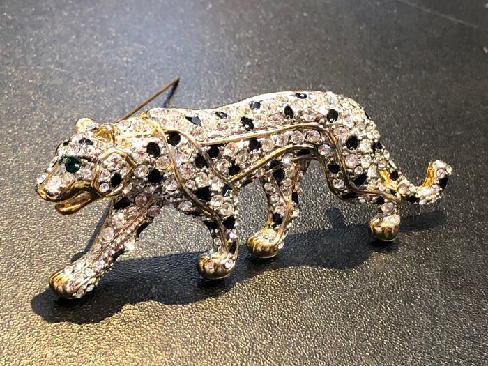 Brooch Silver plated panther brooch.
This is a lovely rare designer Ciro brooch &hellip;