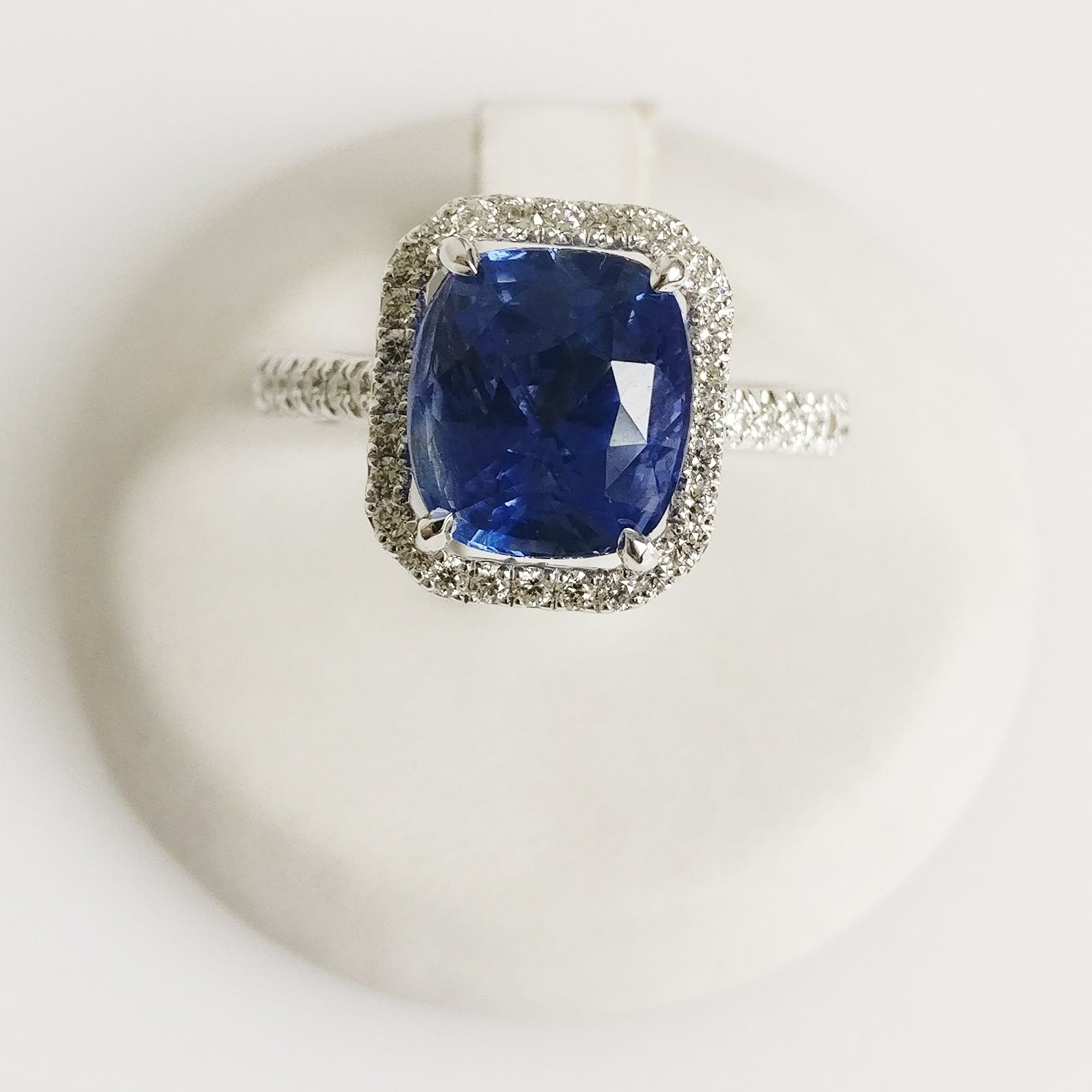 Ring Sapphire 5.75ct Sapphire and Diamond Ring

IGI Report Number 523202223

Met&hellip;