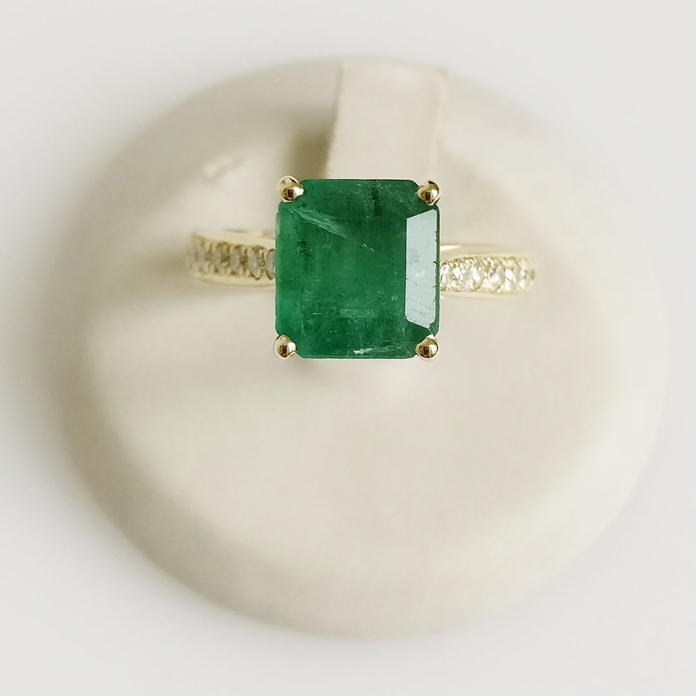 Ring Emerald 4.08ct Emerald and Diamond Ring

Metal: 18 kt. Yellow Gold
Weight: &hellip;