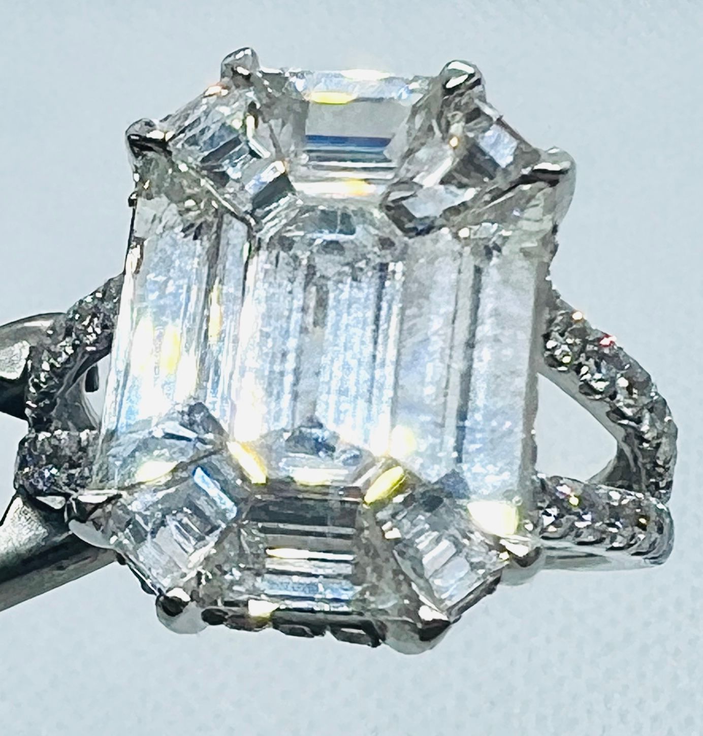 Bague Diamant 5,15 carats, Bague ornée d’une suite de 9 diamants ajustées uns au&hellip;