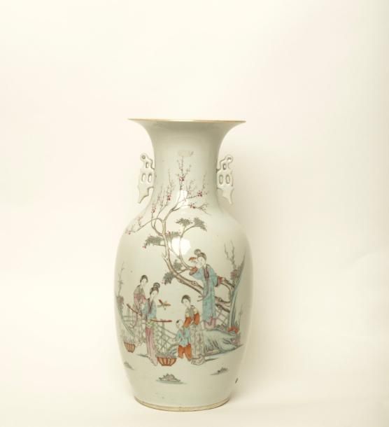 Vase Chine 
Chine, de?but XX° sie?cle

Vase balustre

de?cor de personnages fe?m&hellip;
