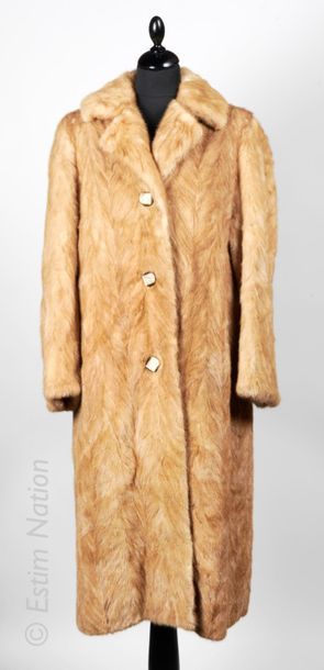 ANONYME VINTAGE circa 1970 Light mink coat worked in herringbone pattern, single&hellip;