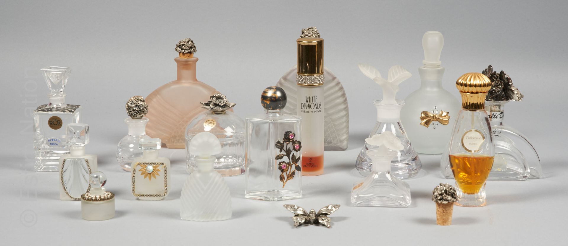 FLACONS DE PARFUM Collection de flacons de parfum comprenant : 

- Suite de troi&hellip;