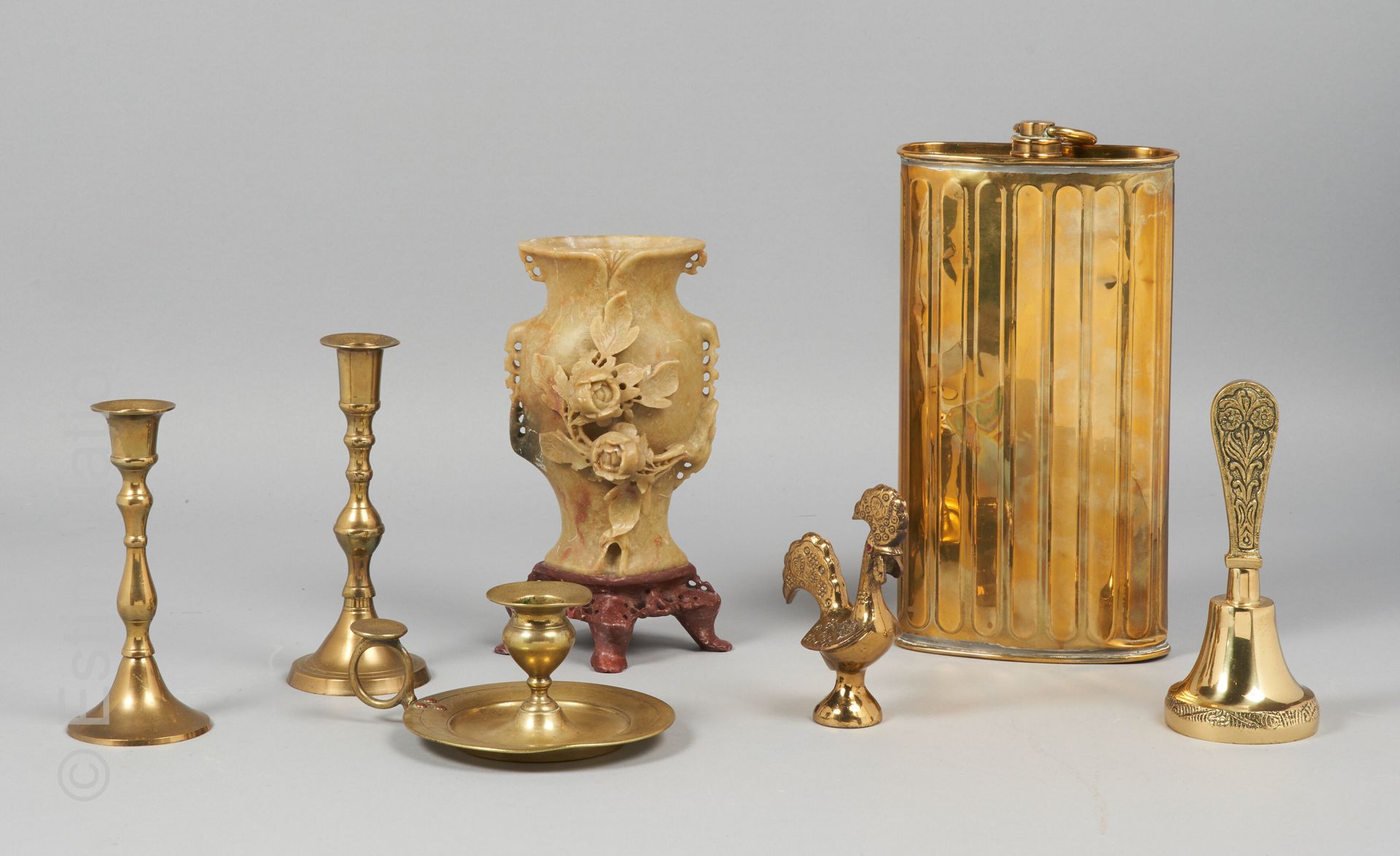 DIVERS 各种物品和小饰品 :

- 硬石雕刻的花瓶及其四角形底座 - 高度：21厘米

- 黄铜烛台一对 - 高度：17厘米

- 青铜手摇铃

- 黄铜&hellip;