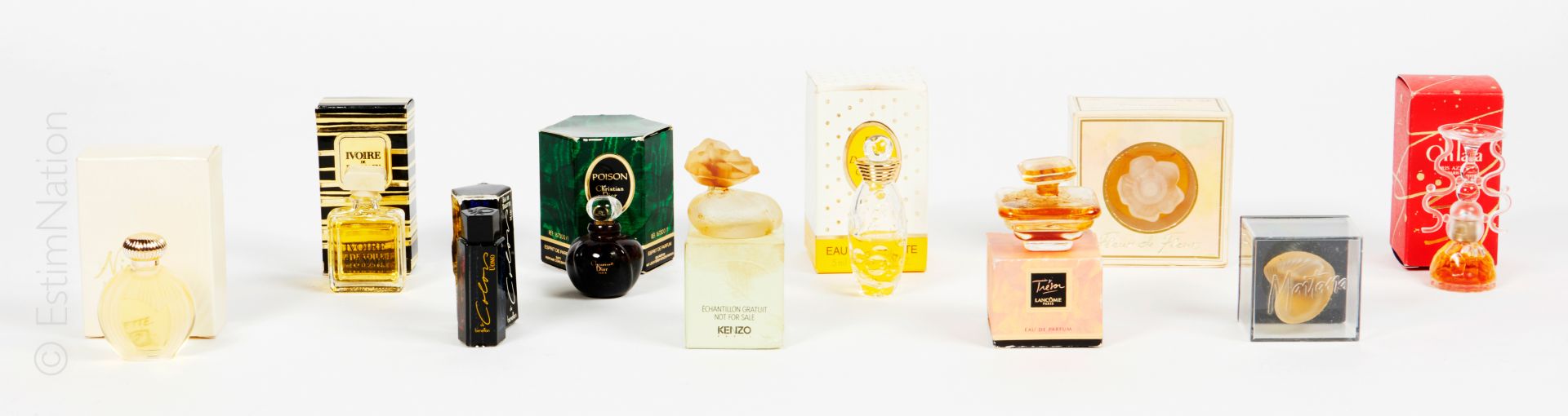 MINIATURES - PARFUMS 一套约30个迷你香水瓶的盒子，包括NINA RICCI, MONTANA, LANCOME, YVES ROCHER,&hellip;