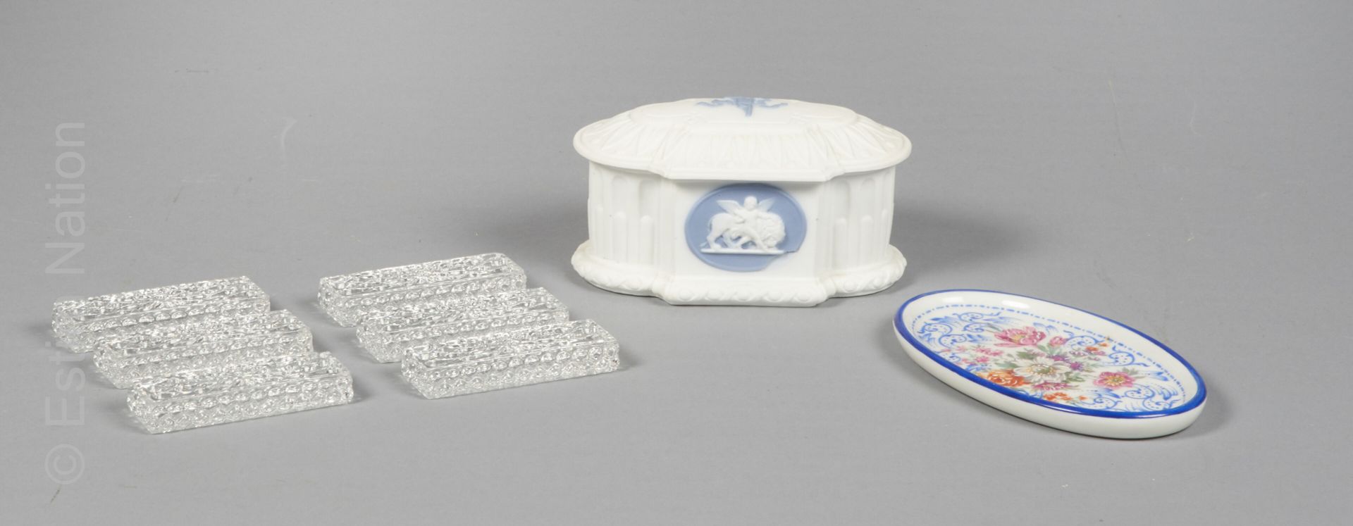 DIVERS - BACCARAT 6 portacuchillos de cristal, firmados

- Caja de porcelana con&hellip;