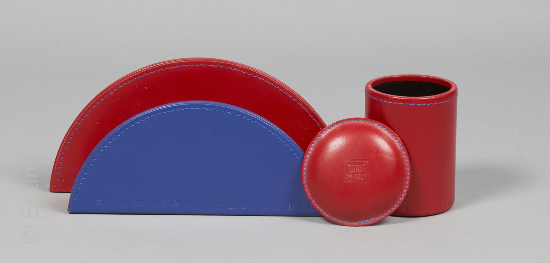 ARTS DECORATIFS XXE SIECLE 带有红色和蓝色皮革装饰的书桌套装，印有 "Assemblée nationale"，包括一个半圆形的邮件夹&hellip;