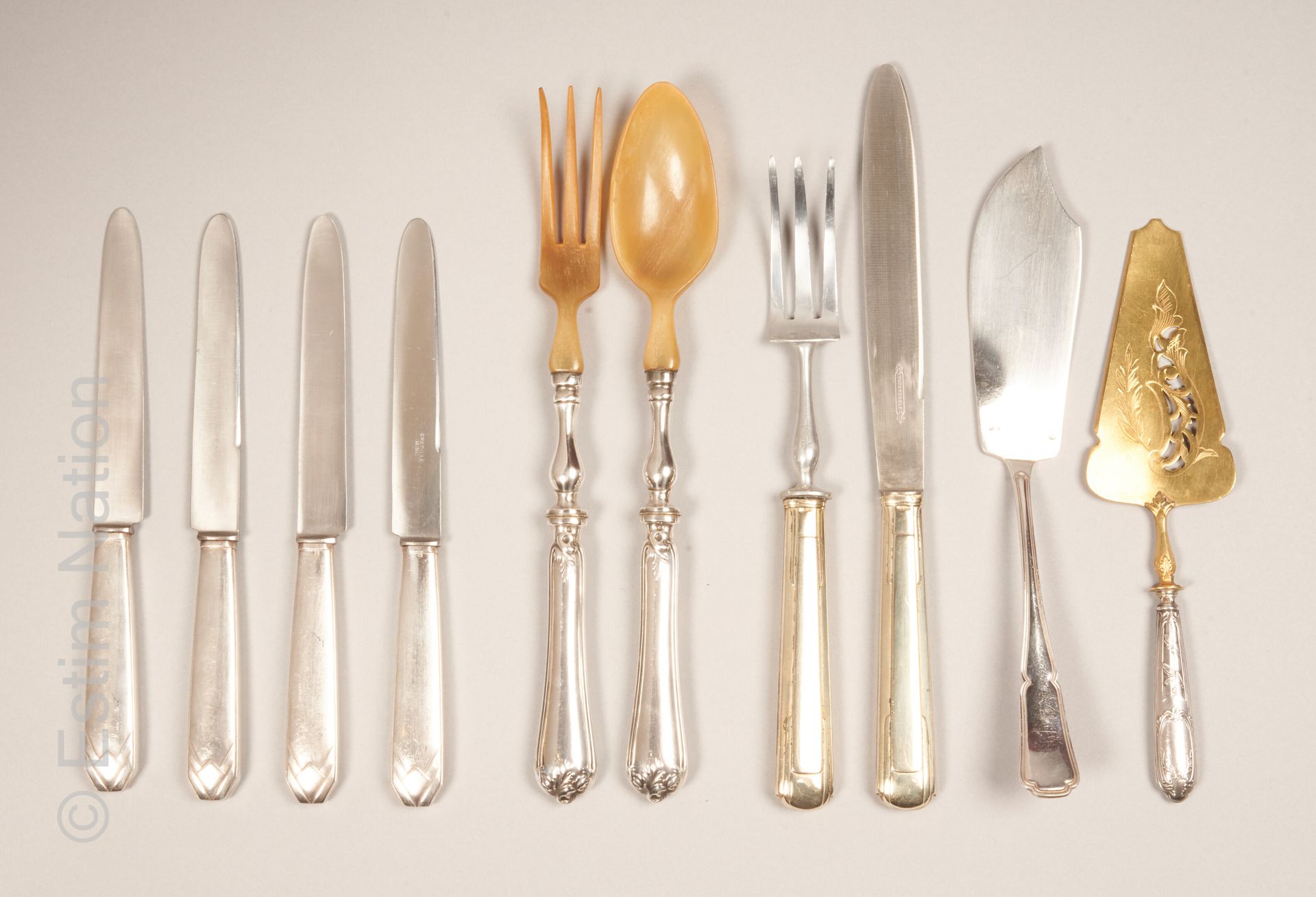 ARGENTERIE 奥布里尔



一件具有装饰艺术风格的几何装饰的镀银餐具的一部分，包括十二把餐刀，十二个餐具，十二个甜点勺和一个勺子

奥布里尔家族的标志&hellip;