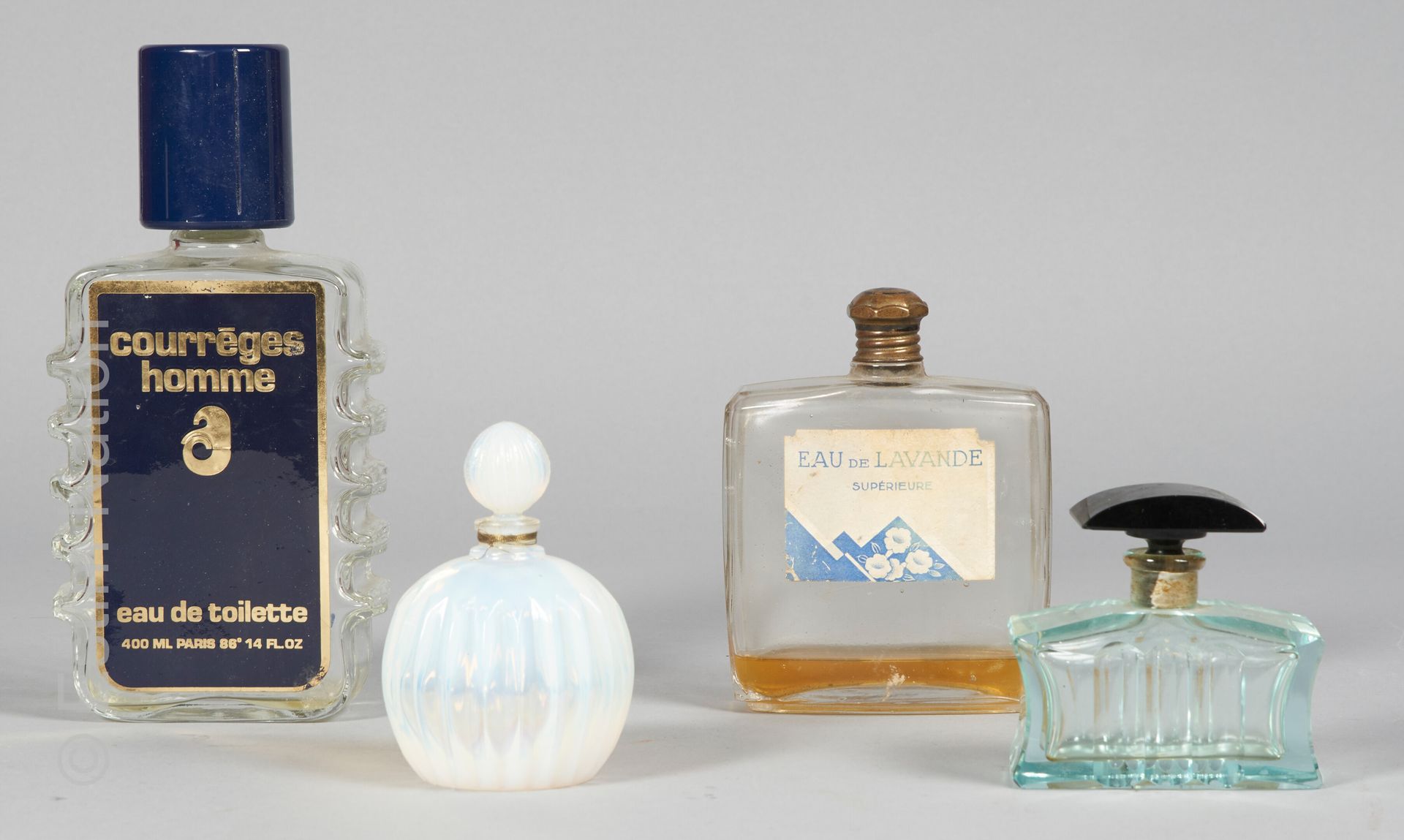 PARFUMS Ensemble de quatre flacons de parfums en verre dont Courrèges Homme et A&hellip;
