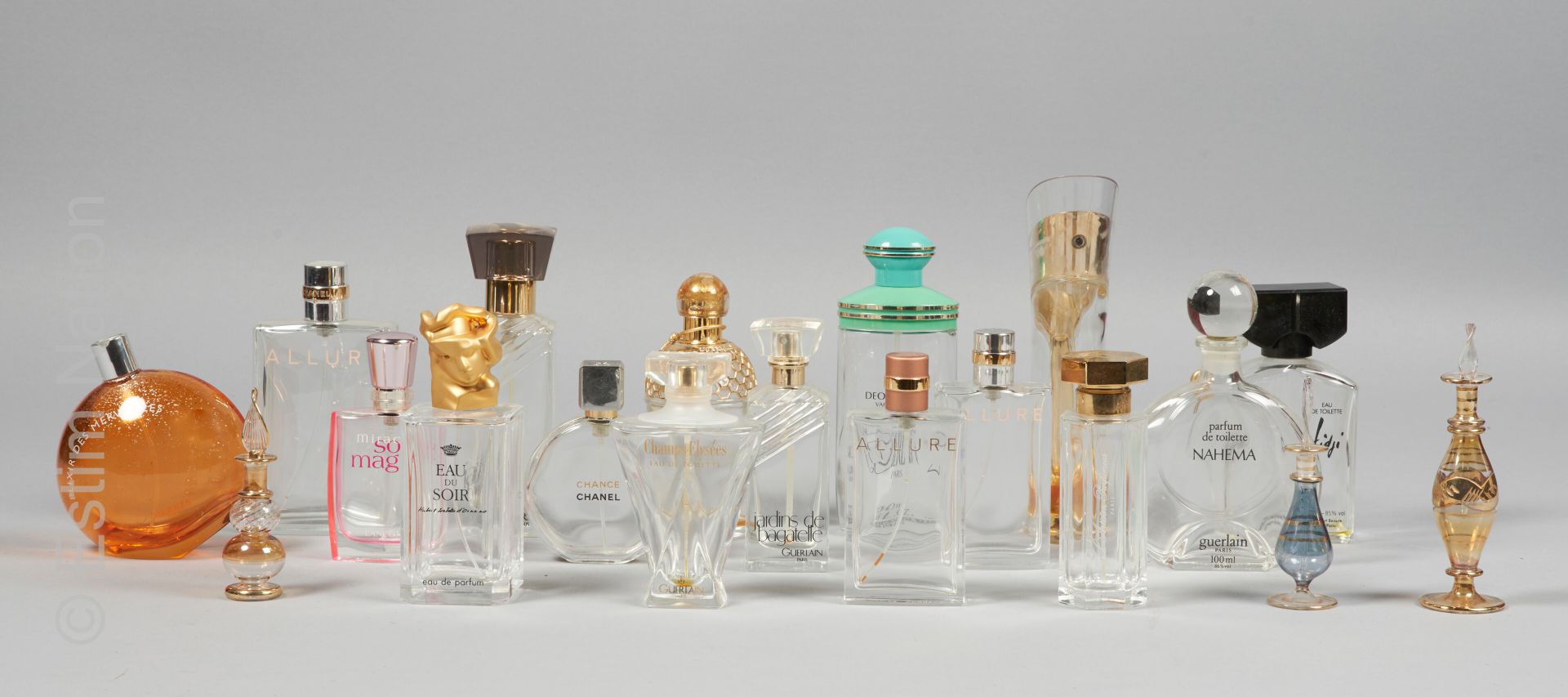 PARFUMS Important lot de flacons de parfums vides dont Eau du soir de Sisley, Mu&hellip;