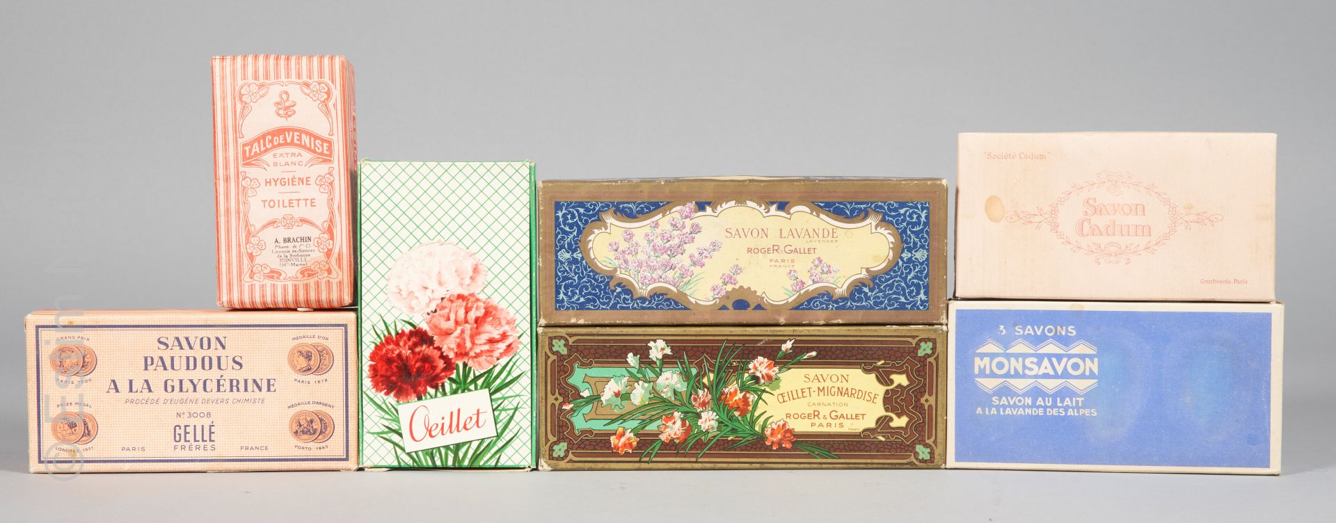 COSMETIQUES 重要的很多肥皂盒和旧肥皂盒，包括两个有标记的空肥皂盒。



- Oeillet, Donge花香皂

- Monsavon, 阿尔卑斯&hellip;