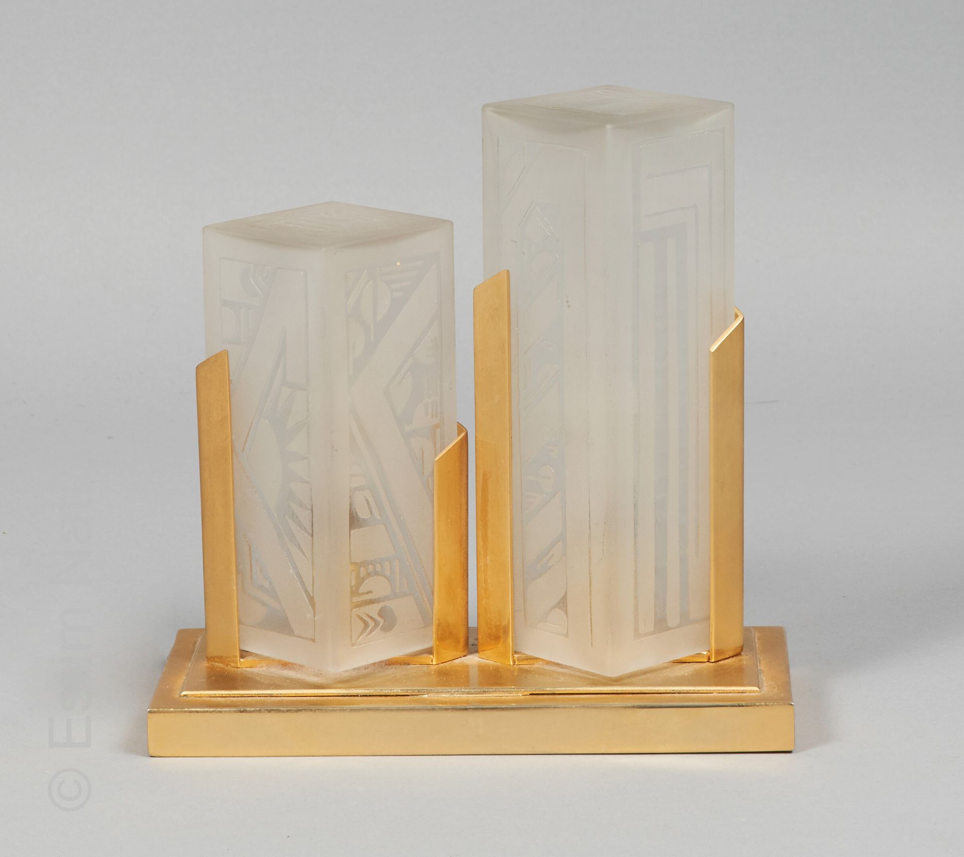 DEVEAU 带灯的电灯，镀金的金属底座和喷砂的几何装饰玻璃

在玻璃上签名

1930年左右的装饰艺术时期

高度：19厘米