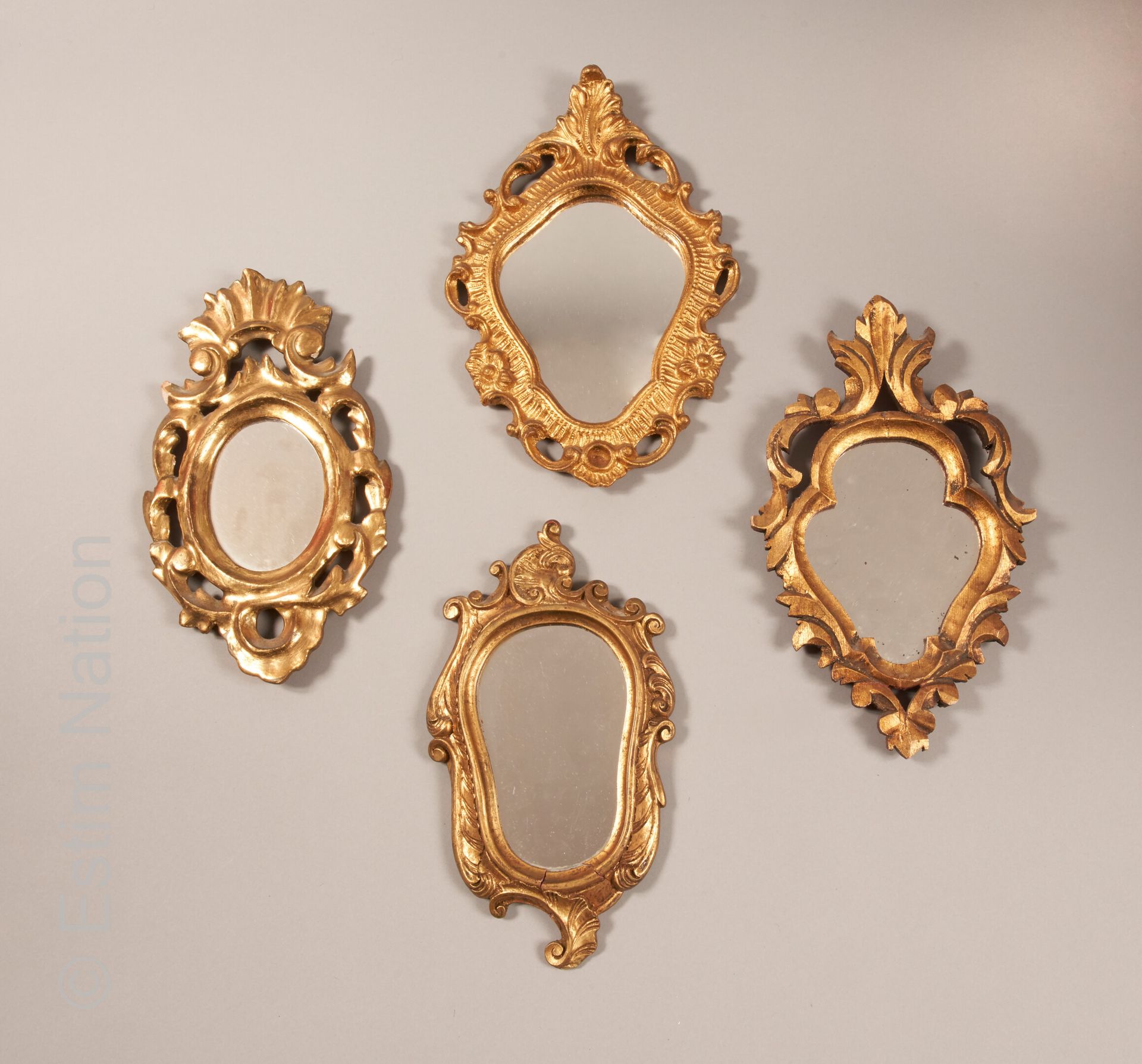 MIROIRS 一套四面小镜子，用镀金的木头或构图，带有罗凯尔风格的棕榈花瓣、扣子、卷轴和花朵的装饰。



18世纪风格的现代装饰作品。



高度：从29到&hellip;