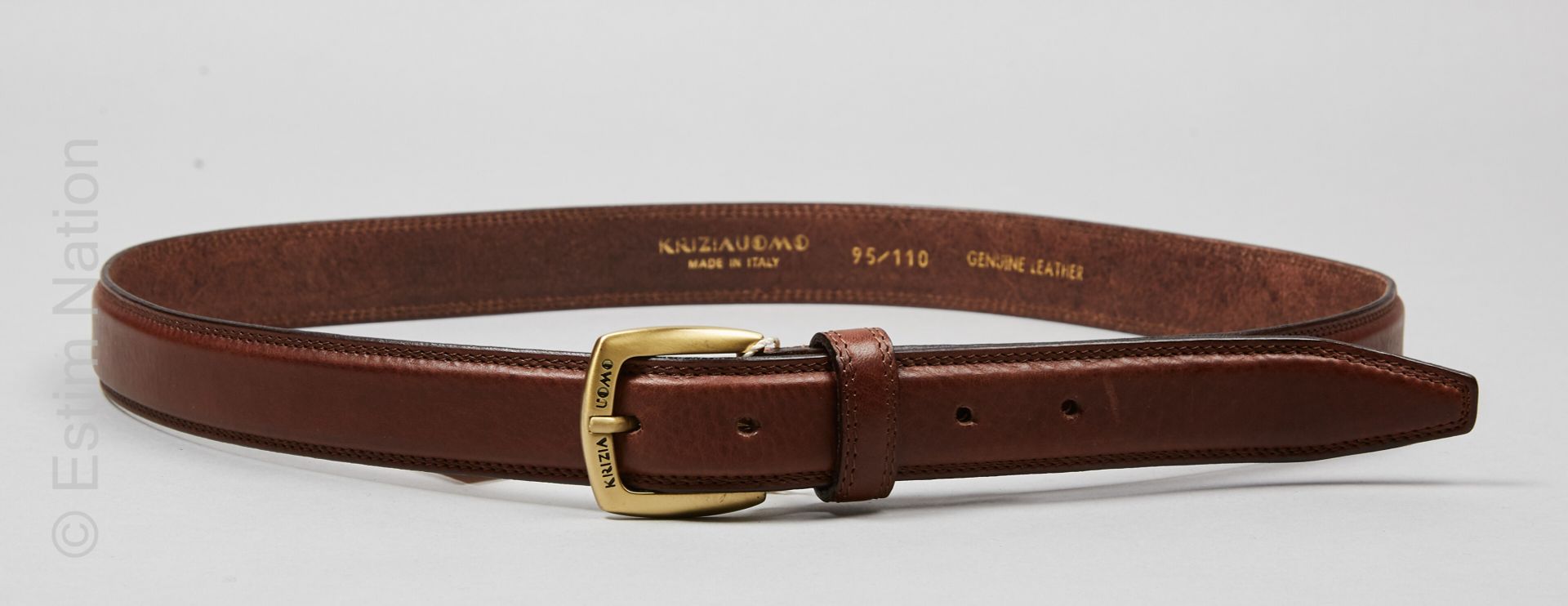 KRIZIA UOMO Cintura in pelle di vacchetta color cioccolato, fibbia con patina di&hellip;