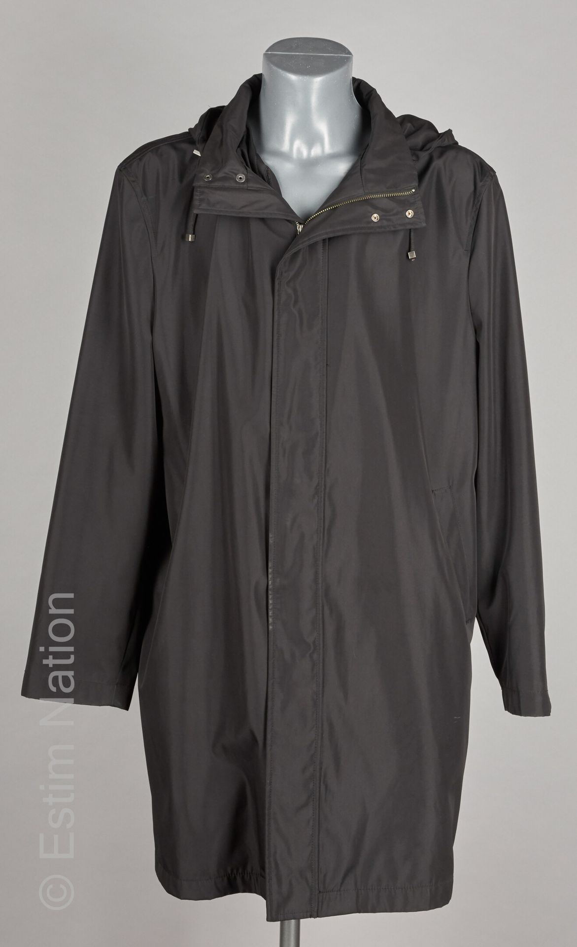ADOLFO DOMINGUEZ PARDESSUS雨衣，黑色聚酯纤维材质的可拆卸兜帽，两个口袋（S 52）（背面有迷你痕迹）。