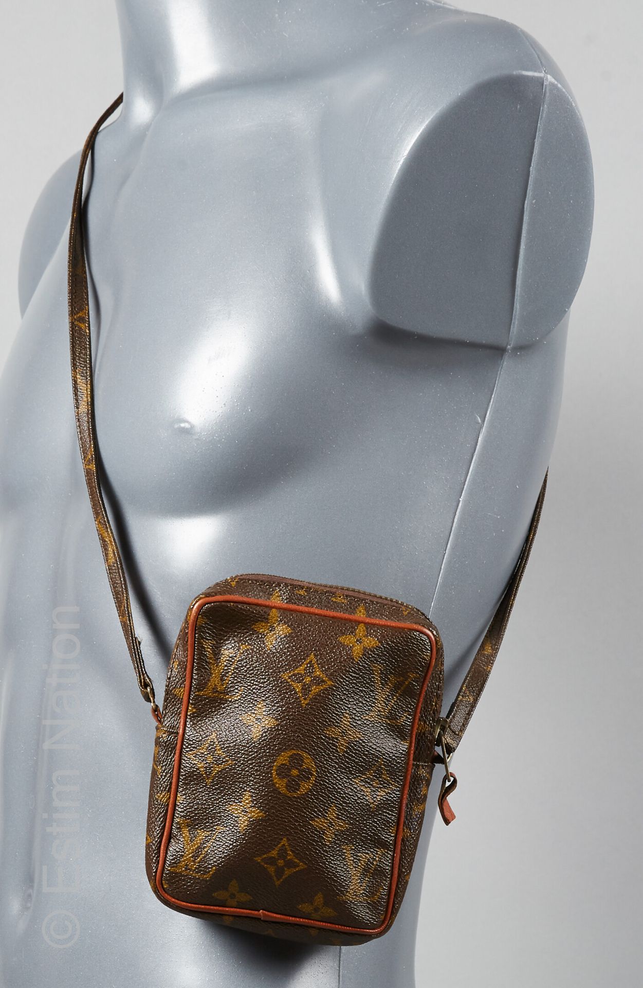 LOUIS VUITTON CIRCA 1970 用Monogram帆布制成的肩部口袋，里面是Vuittonite（14 x 10,5 x 3厘米）（由于年代久&hellip;