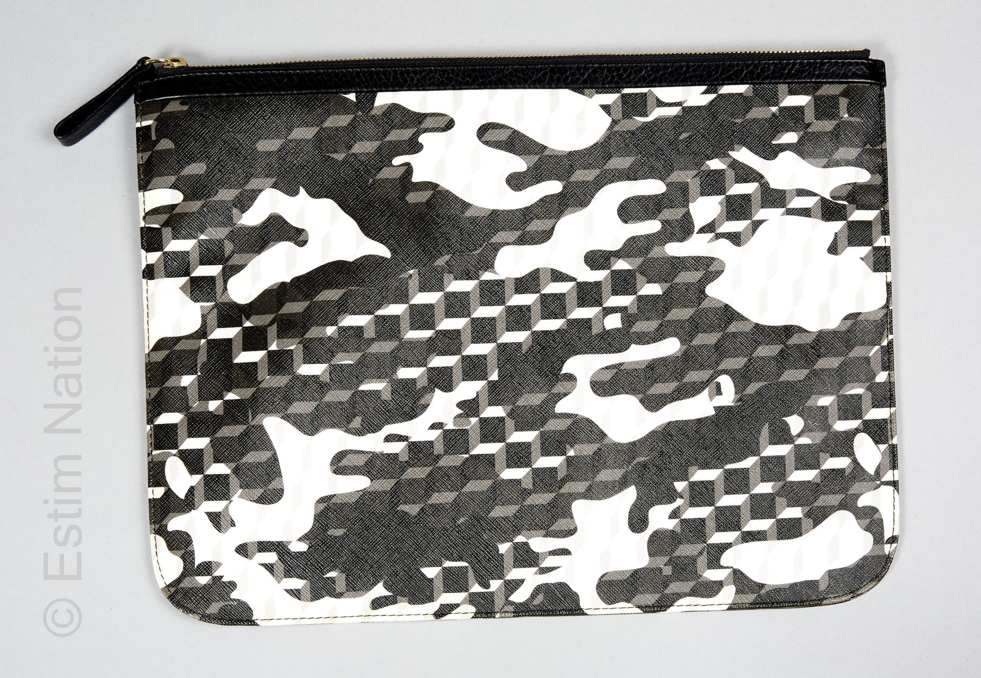 PIERRE HARDY XL皮袋，有光学和迷彩印刷品 "Camocube "黑白色（纸）（全新状态，边缘有轻微发黄）（27 x 36厘米