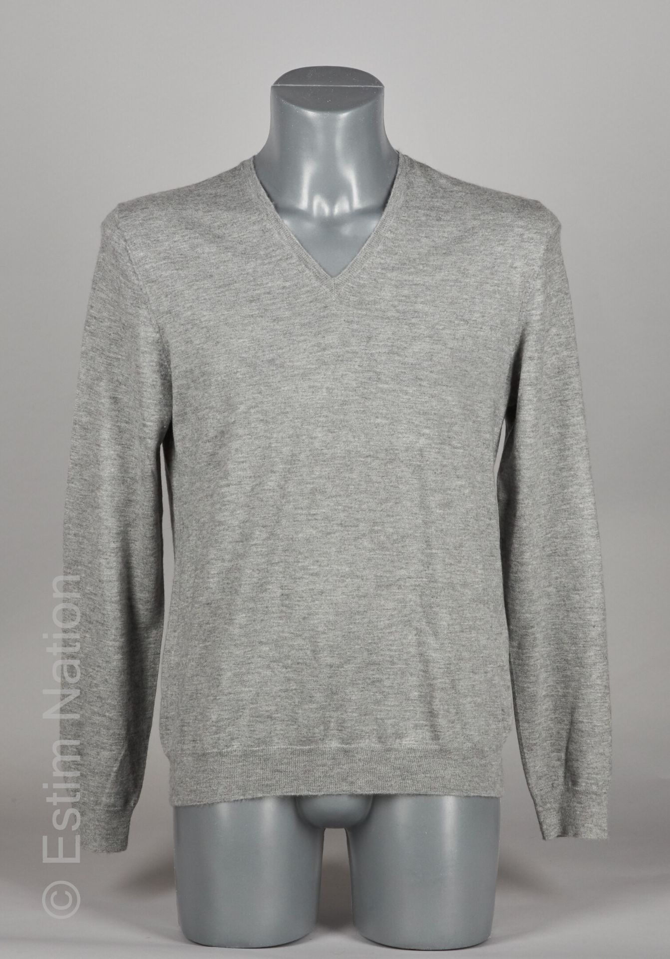ERIC BOMPARD FINE PULL-OVER in grey cashmere (T L) (tiny pilling under the arm)