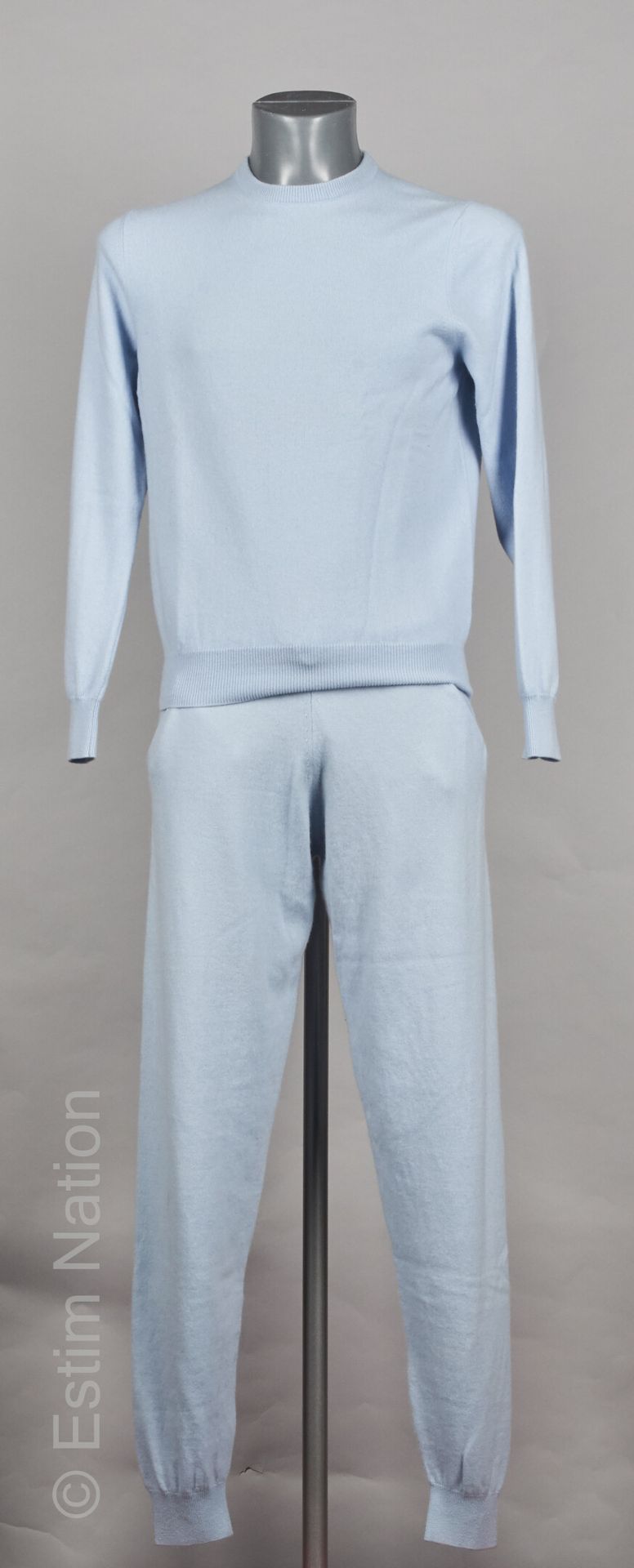 MALO 冰蓝色羊绒服饰，包括一件毛衣（S46）和一条抽绳腰带的长裤（S44）。