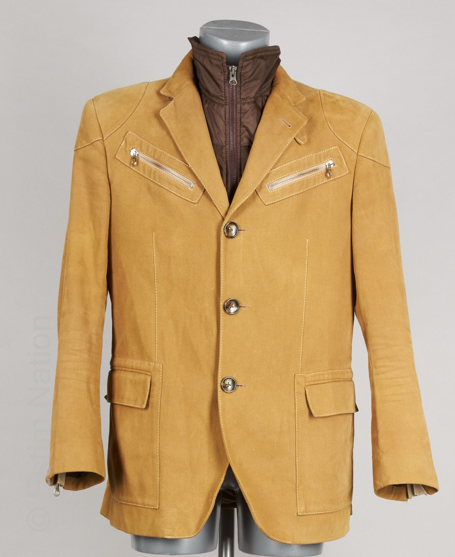 CALVARESI 驼色天鹅绒棉布夹克，四个口袋，包括两个拉链口袋，巧克力色尼龙衬里和可拆卸衣领（S 50）（背面有少量痕迹）。