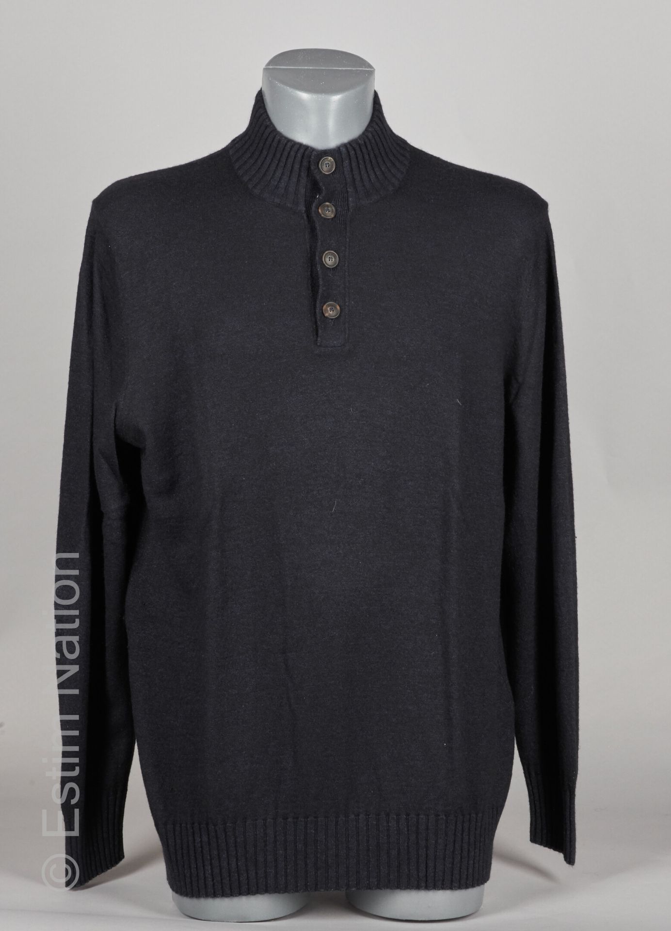 Loro PIANA 开士米和丝绸的领子上有扣子的OVER PULL，蓝夜，牛角扣（S 60）。